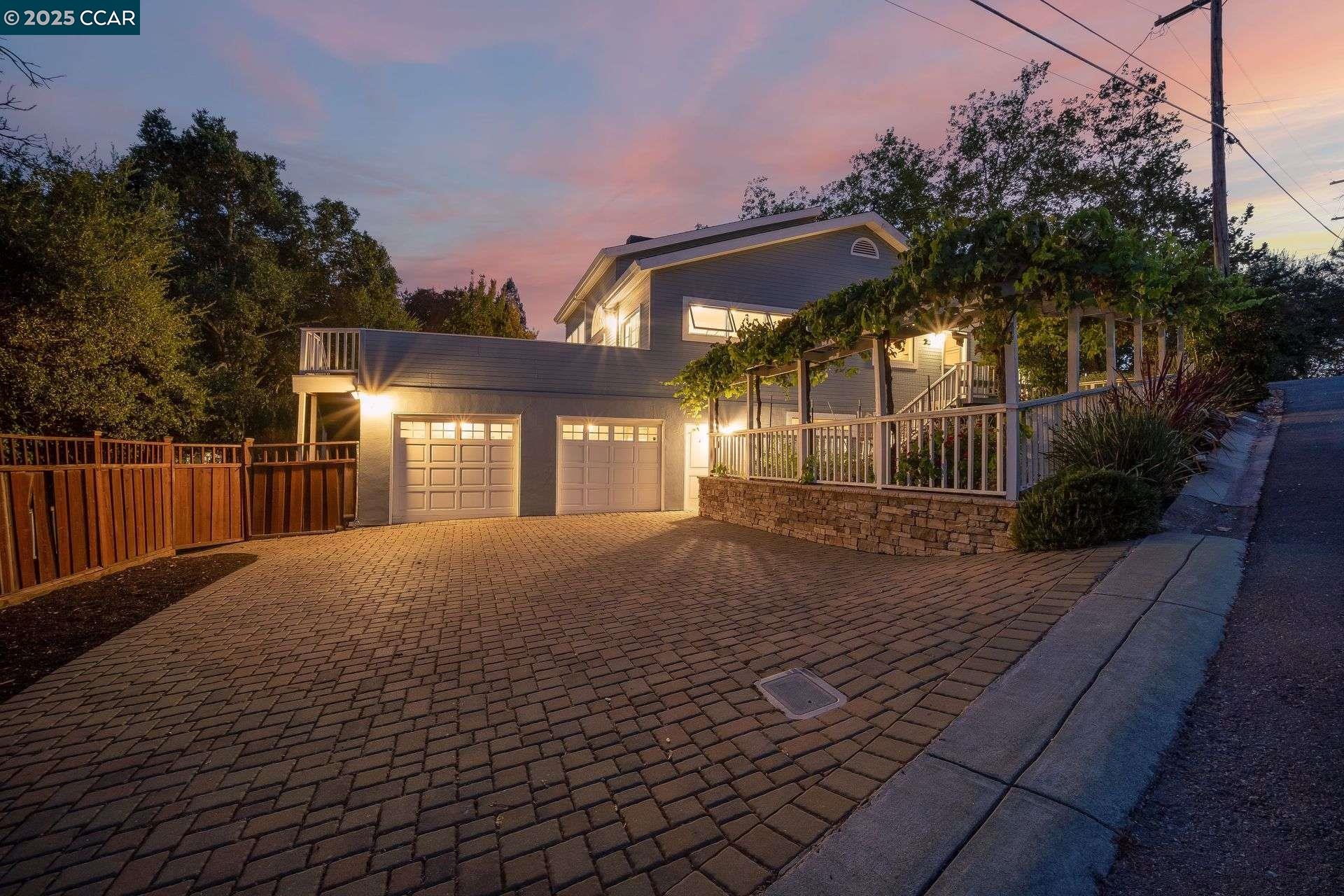 Detail Gallery Image 3 of 55 For 33 Altamount Drive, Orinda,  CA 94563 - 5 Beds | 3/1 Baths