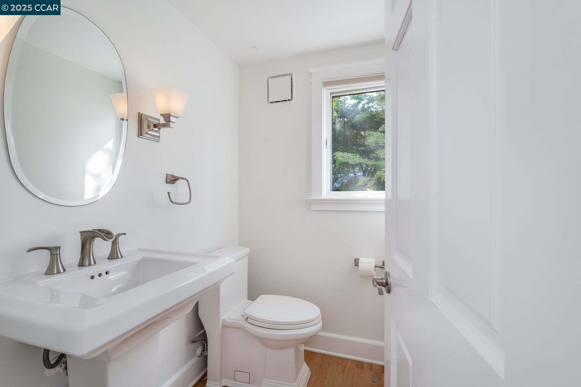 Detail Gallery Image 23 of 55 For 33 Altamount Drive, Orinda,  CA 94563 - 5 Beds | 3/1 Baths