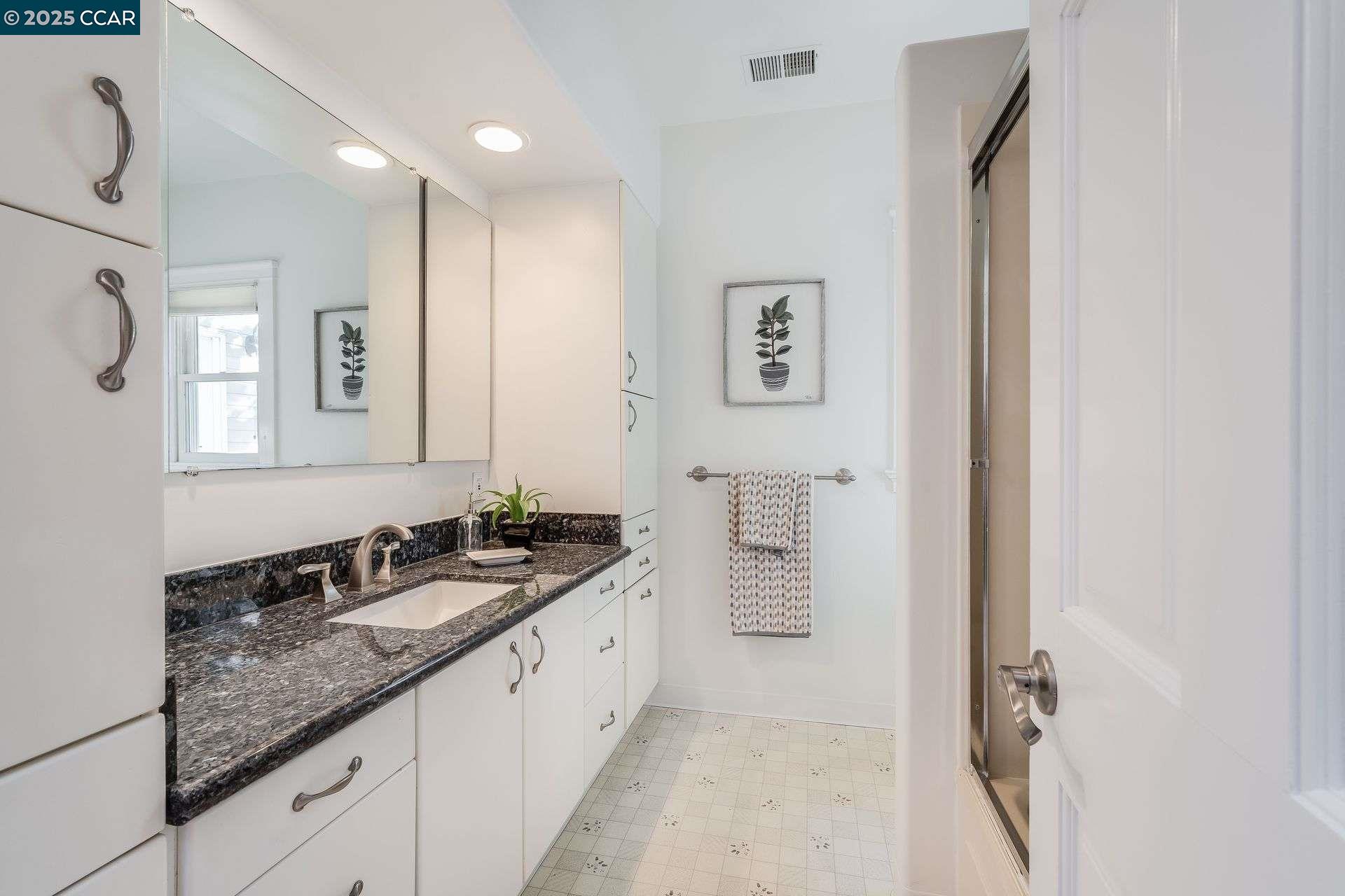 Detail Gallery Image 37 of 55 For 33 Altamount Drive, Orinda,  CA 94563 - 5 Beds | 3/1 Baths