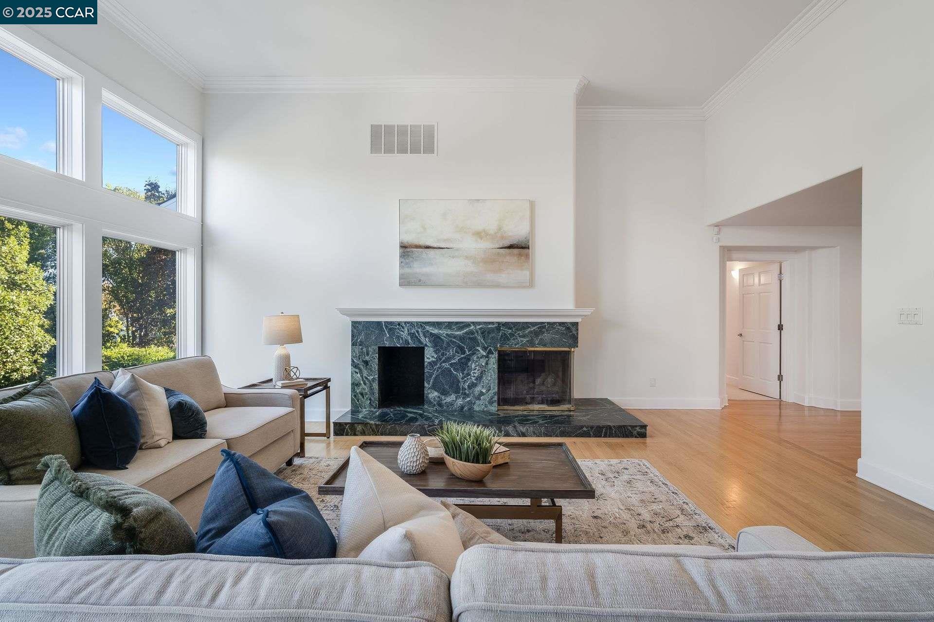 Detail Gallery Image 8 of 55 For 33 Altamount Drive, Orinda,  CA 94563 - 5 Beds | 3/1 Baths