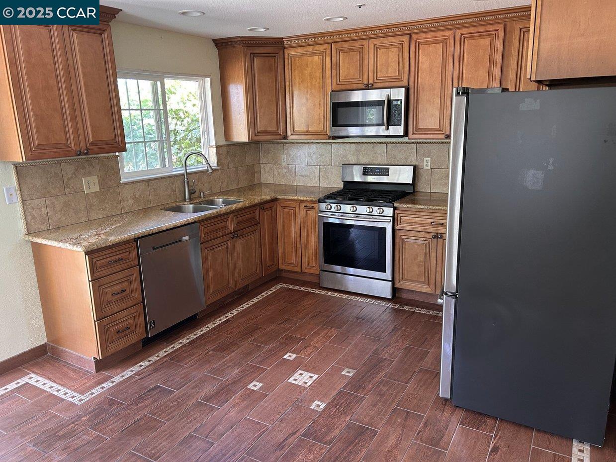 Detail Gallery Image 9 of 18 For 734 Bellflower St, Livermore,  CA 94551 - 4 Beds | 2/1 Baths