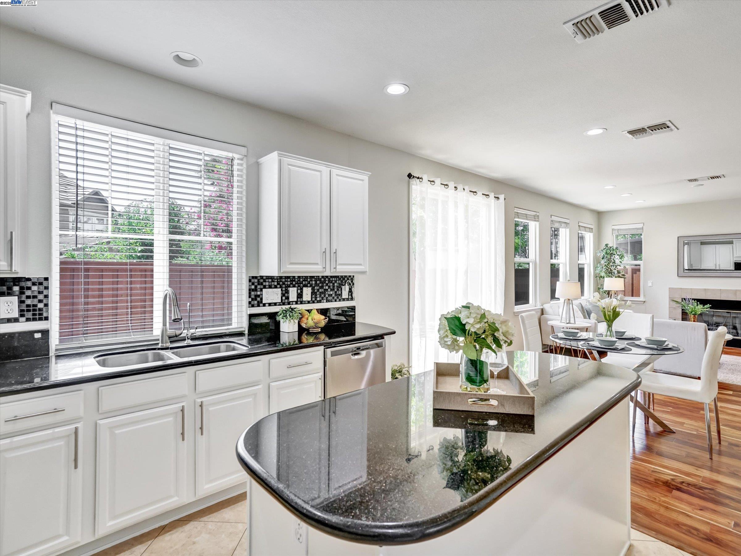 Detail Gallery Image 10 of 30 For 7121 Cerro Crest Dr, San Jose,  CA 95138 - 4 Beds | 2/1 Baths