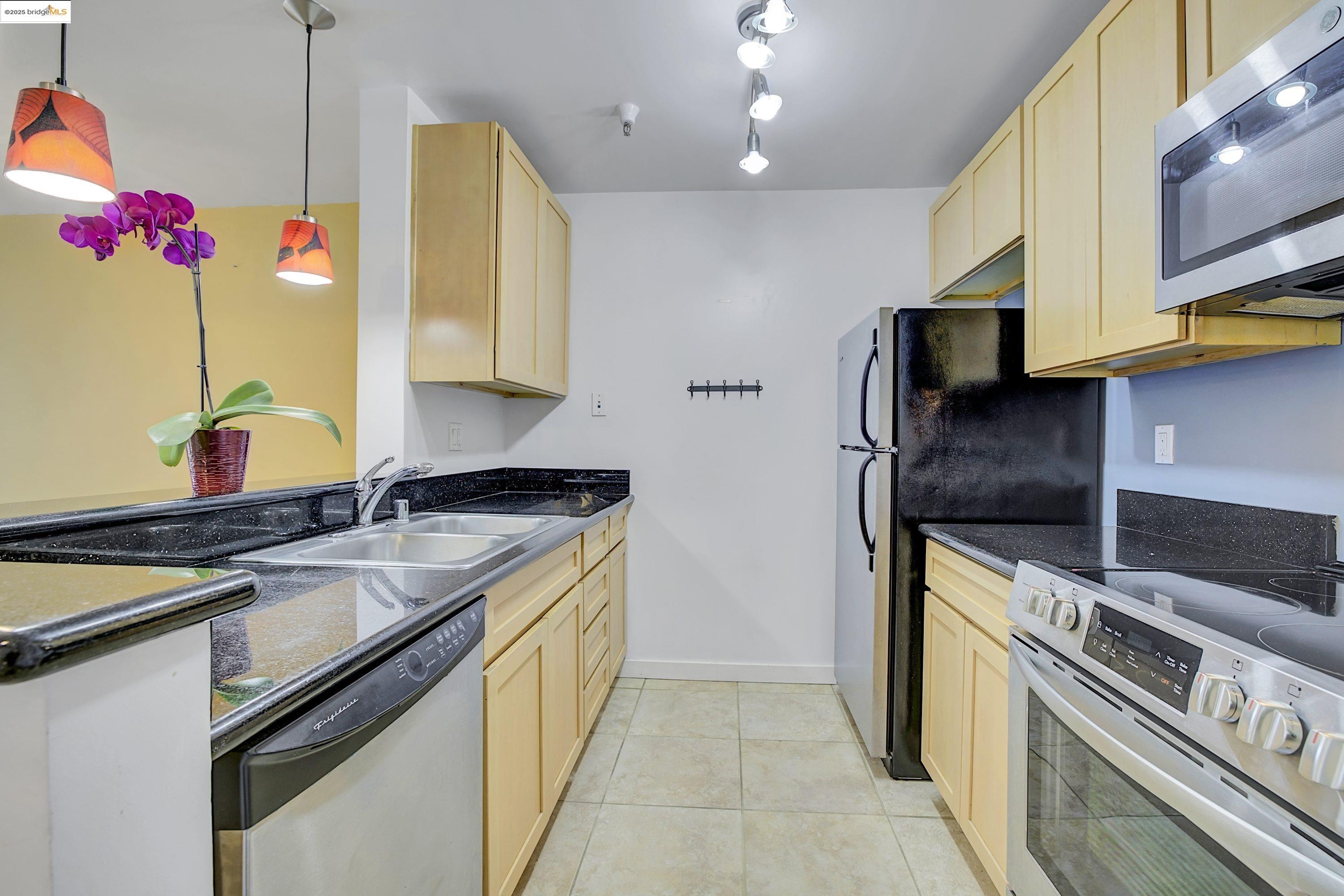 Detail Gallery Image 8 of 35 For 6400 Christie Ave #5109,  Emeryville,  CA 94608 - 0 Beds | 1 Baths