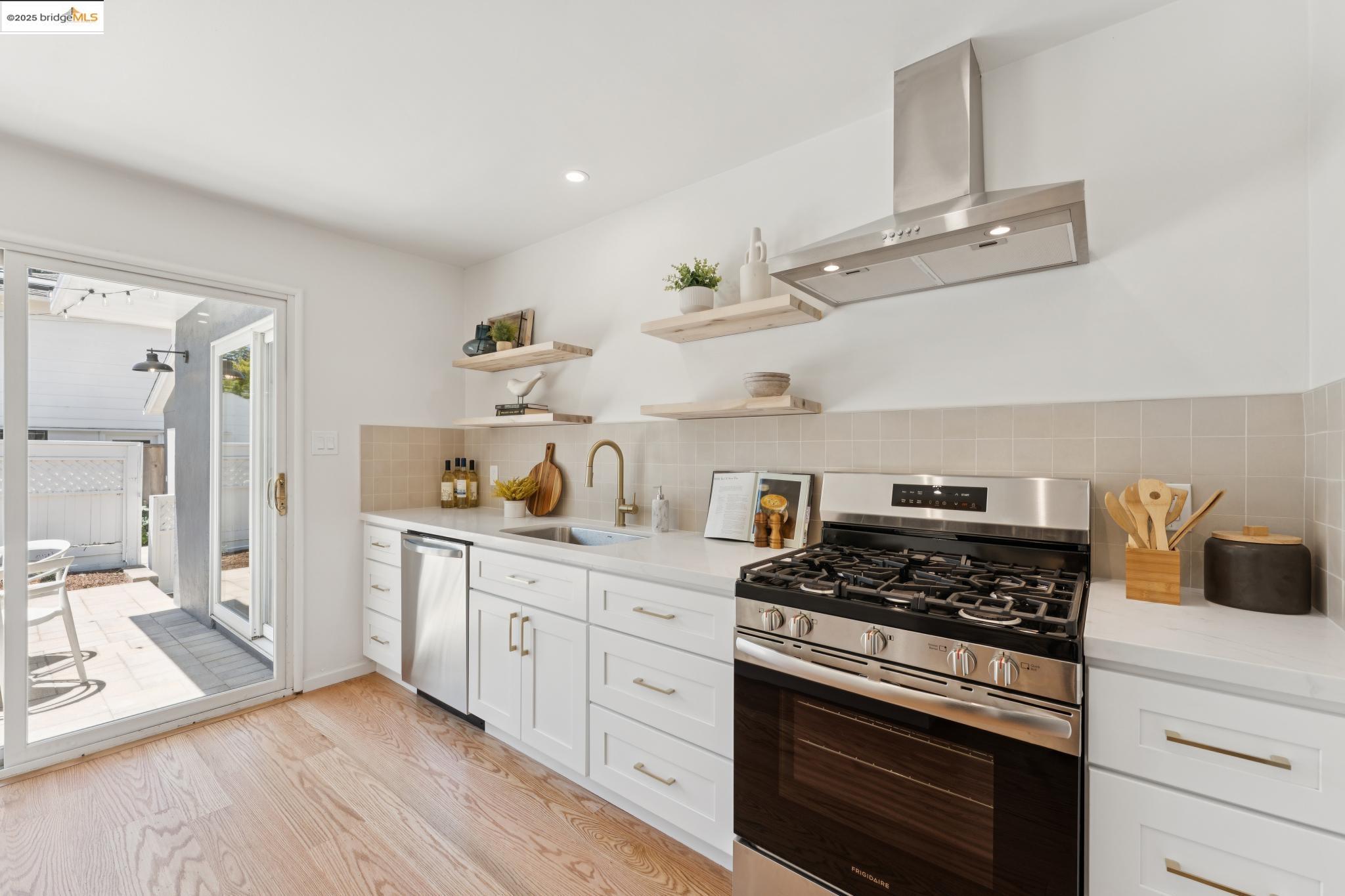 Detail Gallery Image 20 of 60 For 5325 Harbord Dr, Oakland,  CA 94618 - 4 Beds | 3 Baths