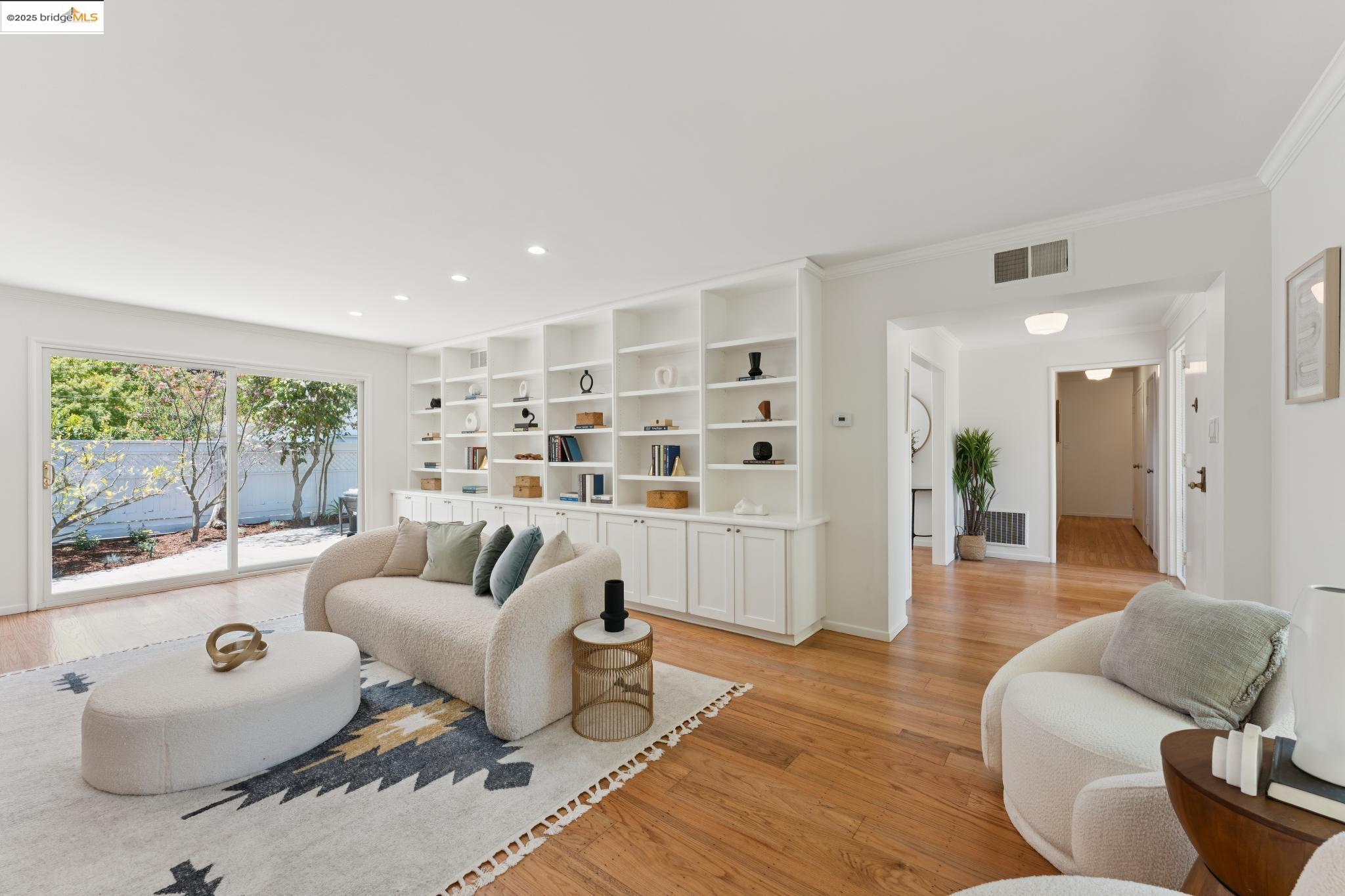 Detail Gallery Image 8 of 60 For 5325 Harbord Dr, Oakland,  CA 94618 - 4 Beds | 3 Baths