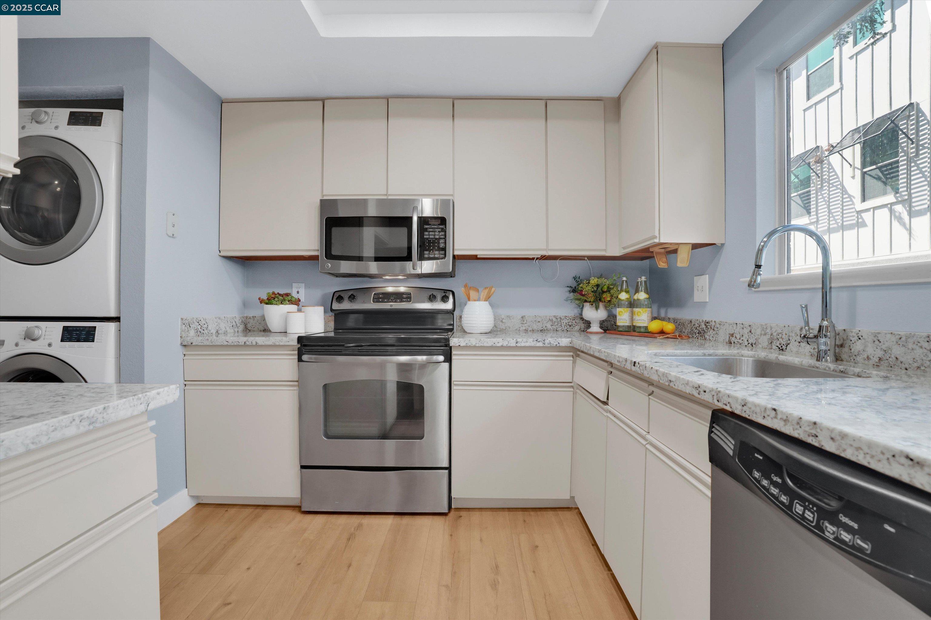 Detail Gallery Image 6 of 28 For 2725 Oak Rd a,  Walnut Creek,  CA 94597 - 2 Beds | 2 Baths
