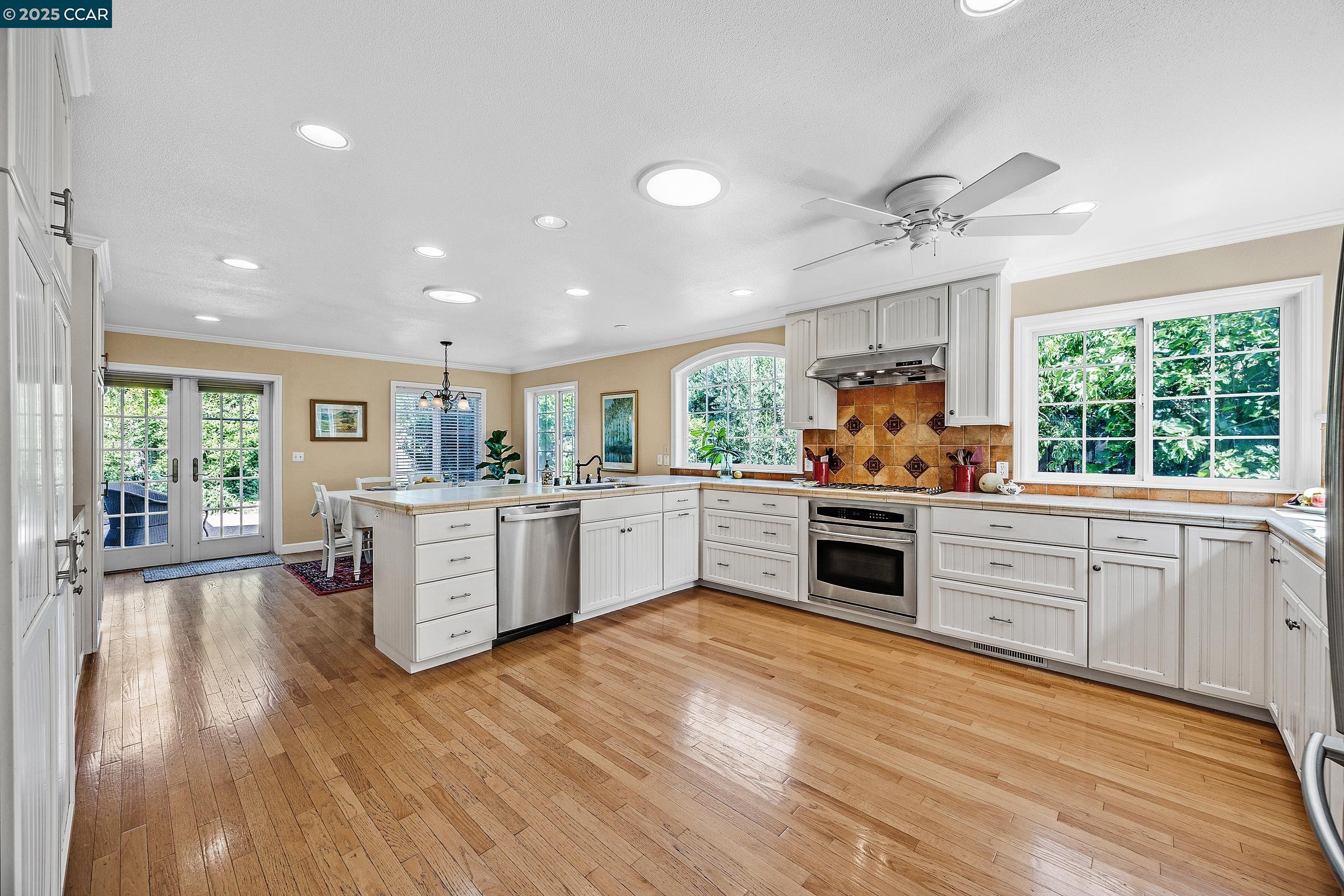 Detail Gallery Image 2 of 39 For 6129 Crater Lake Ct, Pleasanton,  CA 94588 - 6 Beds | 3/1 Baths