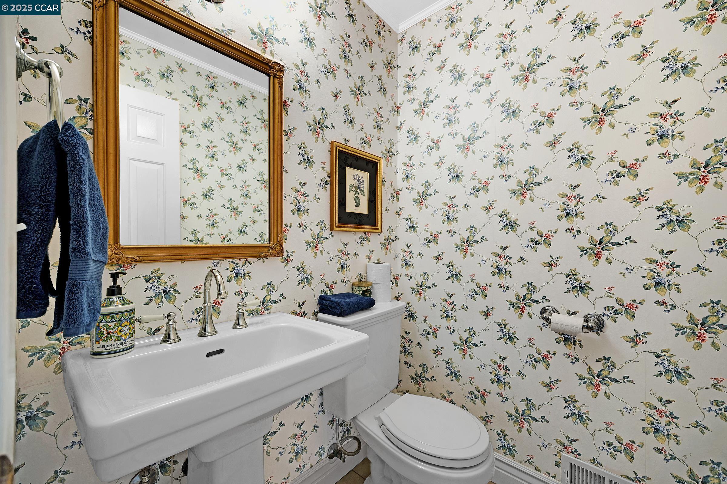 Detail Gallery Image 11 of 39 For 6129 Crater Lake Ct, Pleasanton,  CA 94588 - 6 Beds | 3/1 Baths