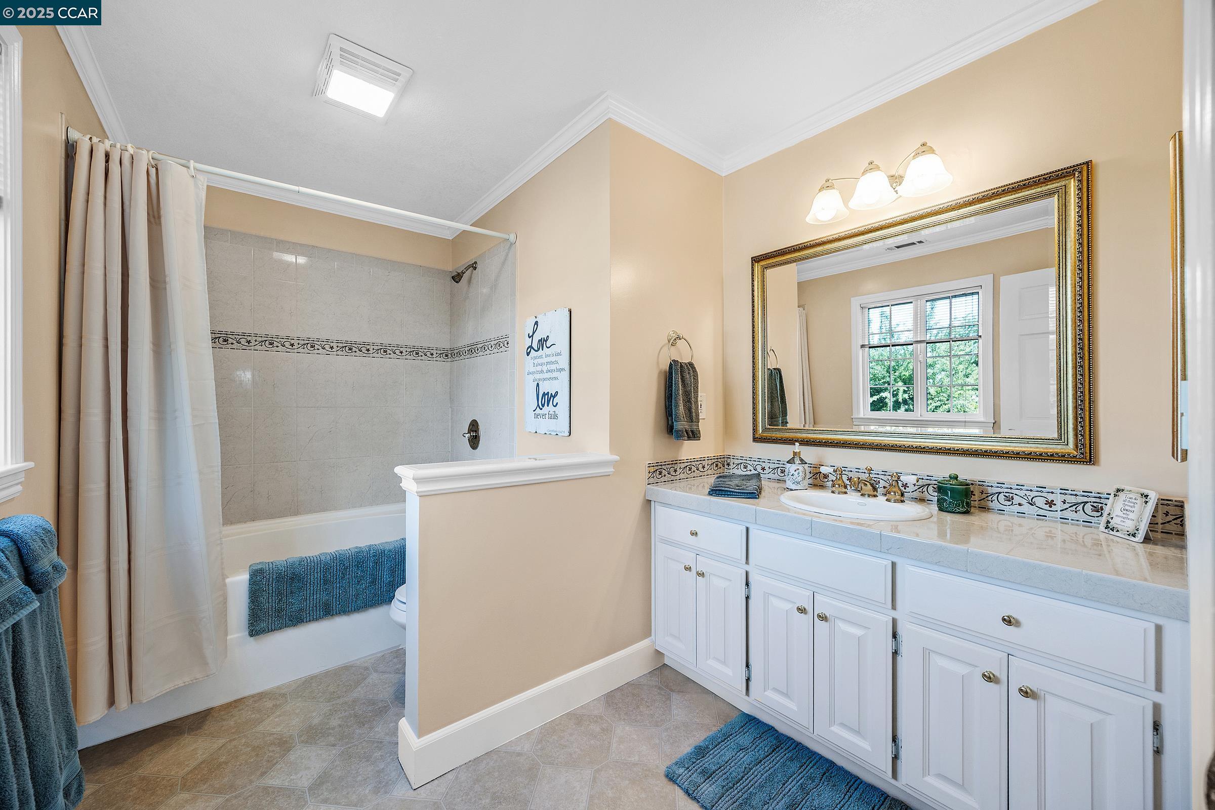 Detail Gallery Image 15 of 39 For 6129 Crater Lake Ct, Pleasanton,  CA 94588 - 6 Beds | 3/1 Baths