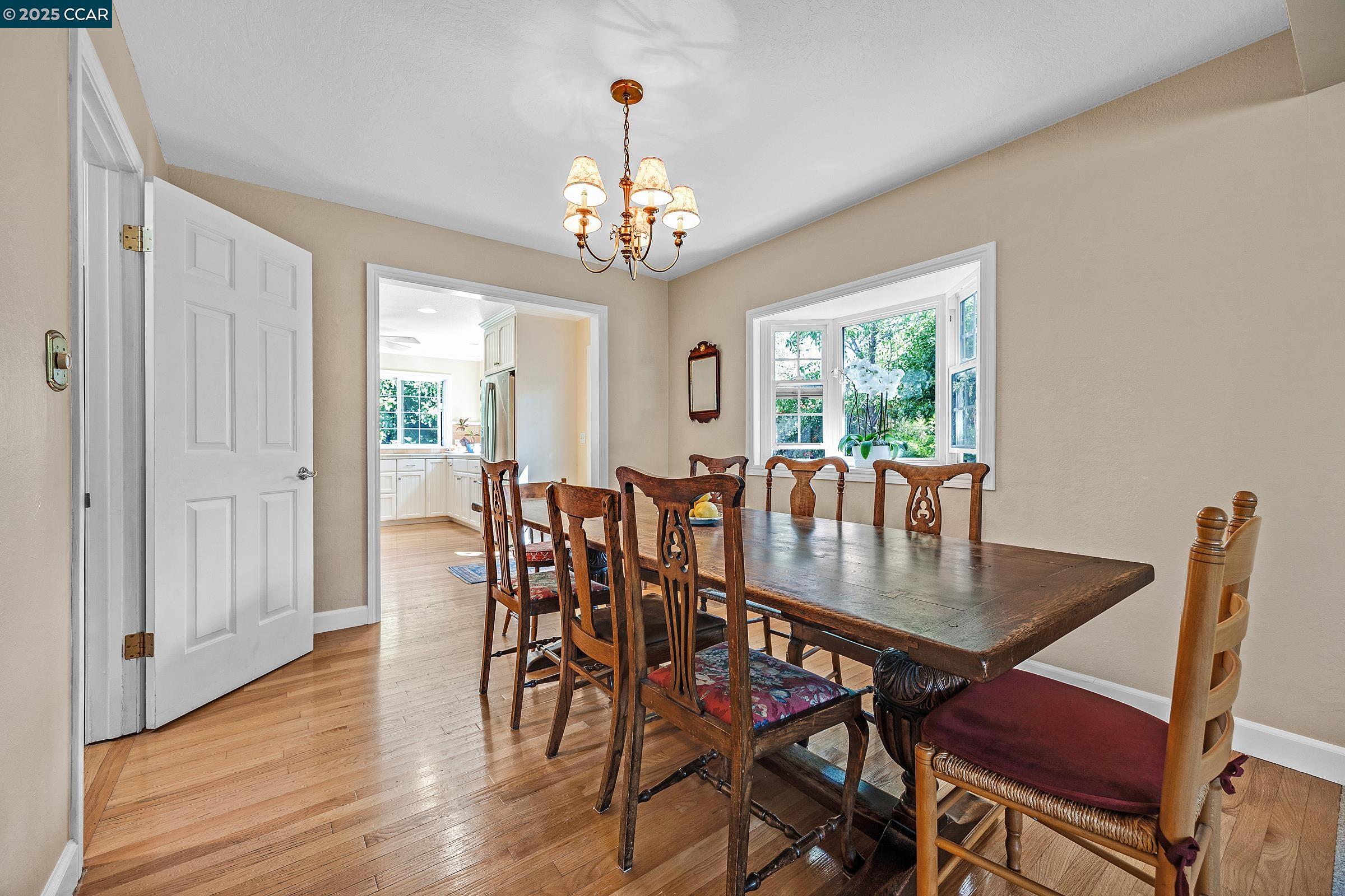 Detail Gallery Image 5 of 39 For 6129 Crater Lake Ct, Pleasanton,  CA 94588 - 6 Beds | 3/1 Baths