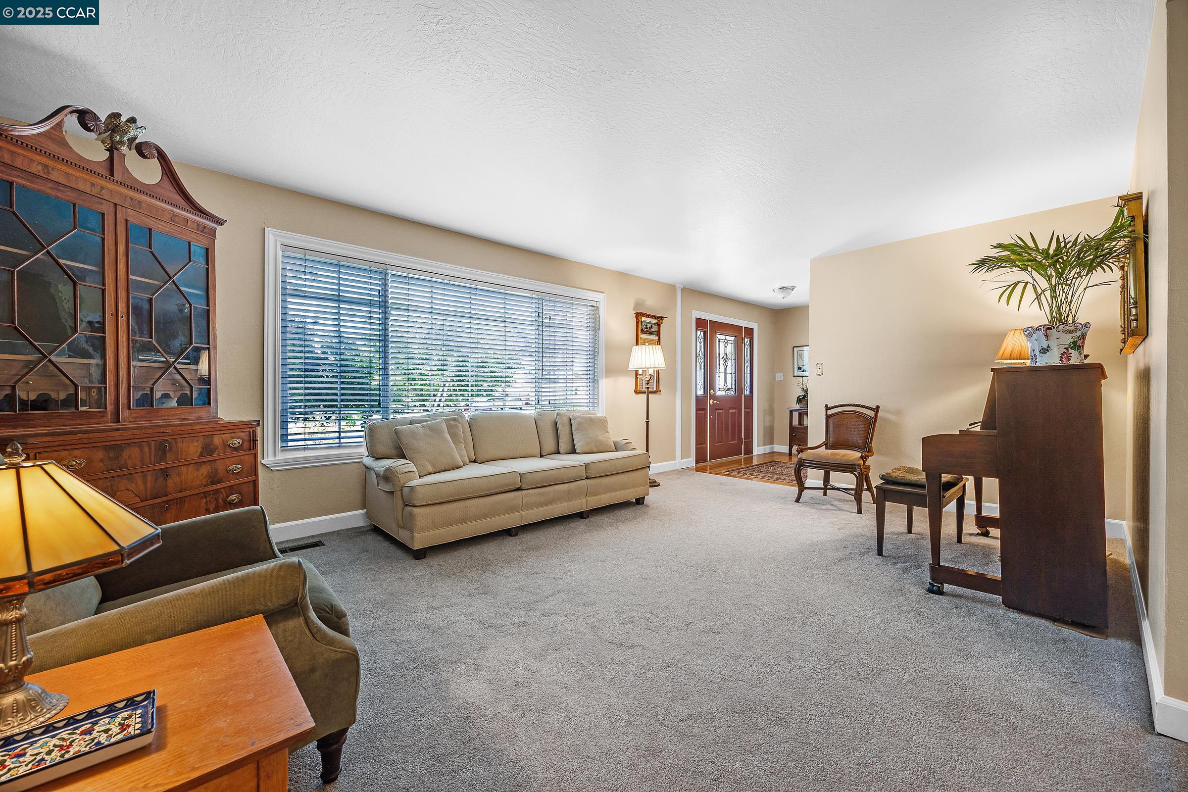 Detail Gallery Image 7 of 39 For 6129 Crater Lake Ct, Pleasanton,  CA 94588 - 6 Beds | 3/1 Baths