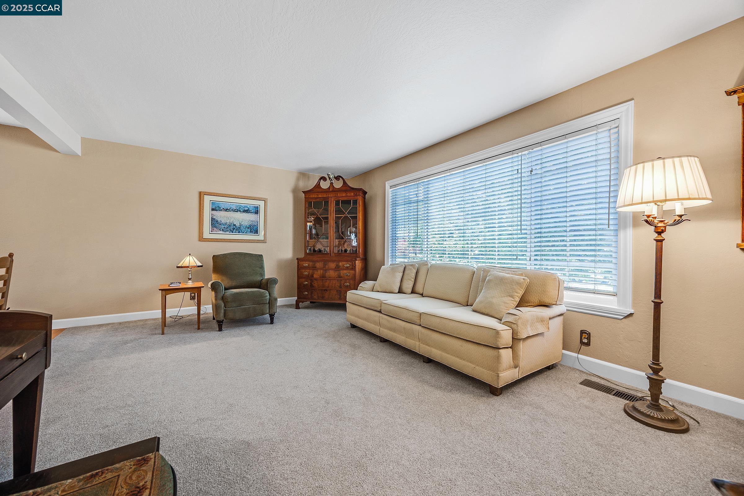 Detail Gallery Image 8 of 39 For 6129 Crater Lake Ct, Pleasanton,  CA 94588 - 6 Beds | 3/1 Baths