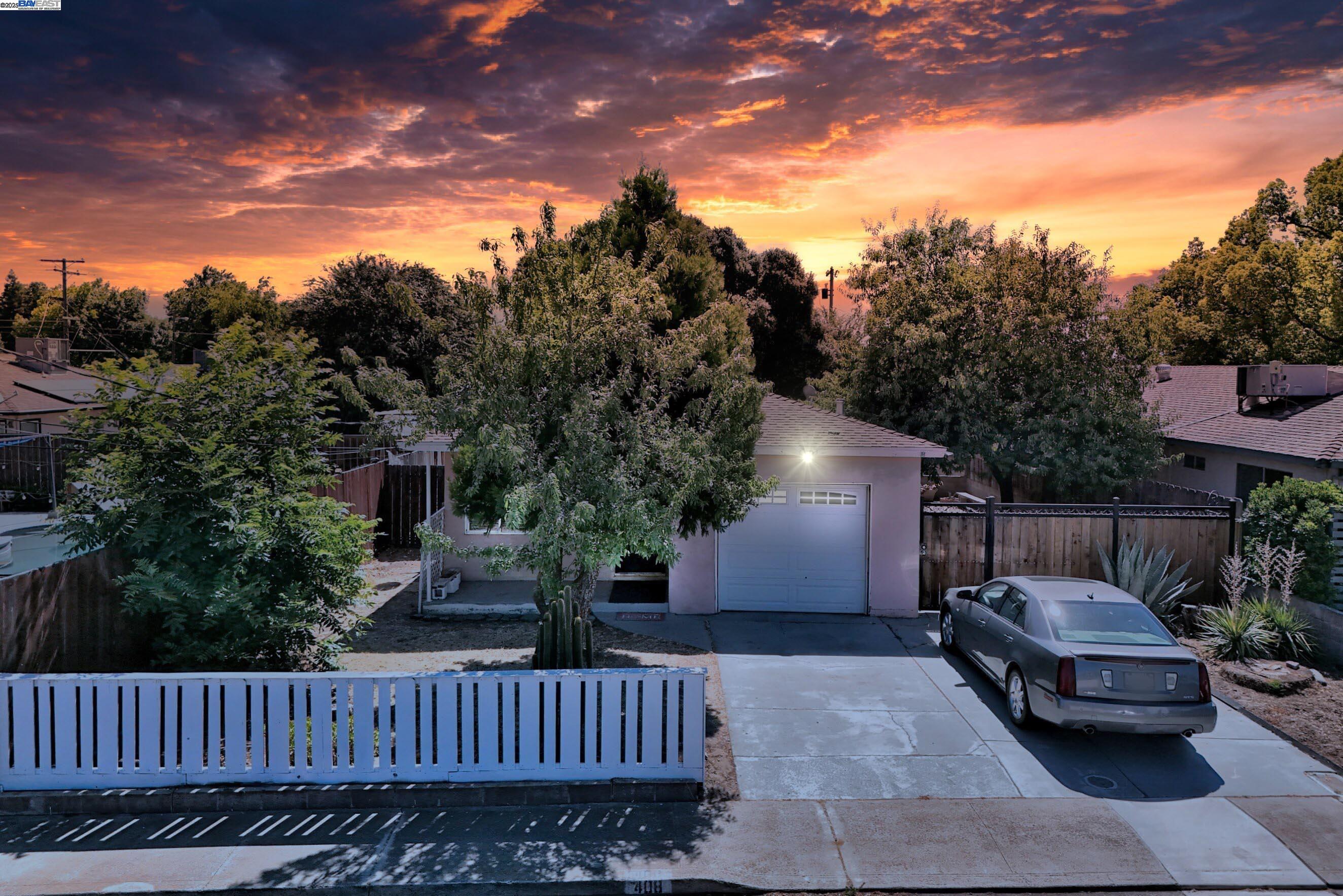 Detail Gallery Image 2 of 30 For 408 Sequoia Ave, Manteca,  CA 95337 - 3 Beds | 1 Baths