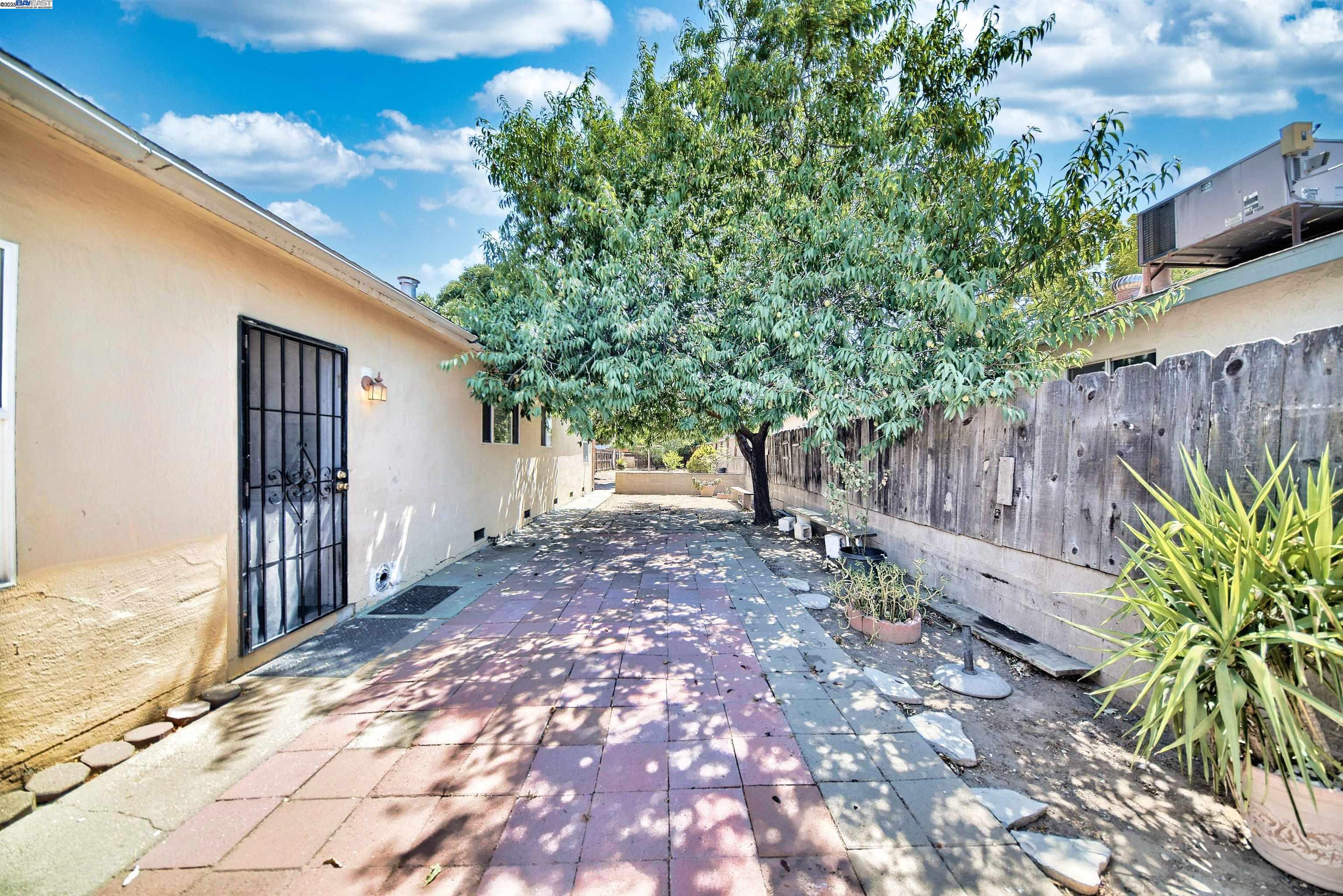 Detail Gallery Image 8 of 30 For 408 Sequoia Ave, Manteca,  CA 95337 - 3 Beds | 1 Baths
