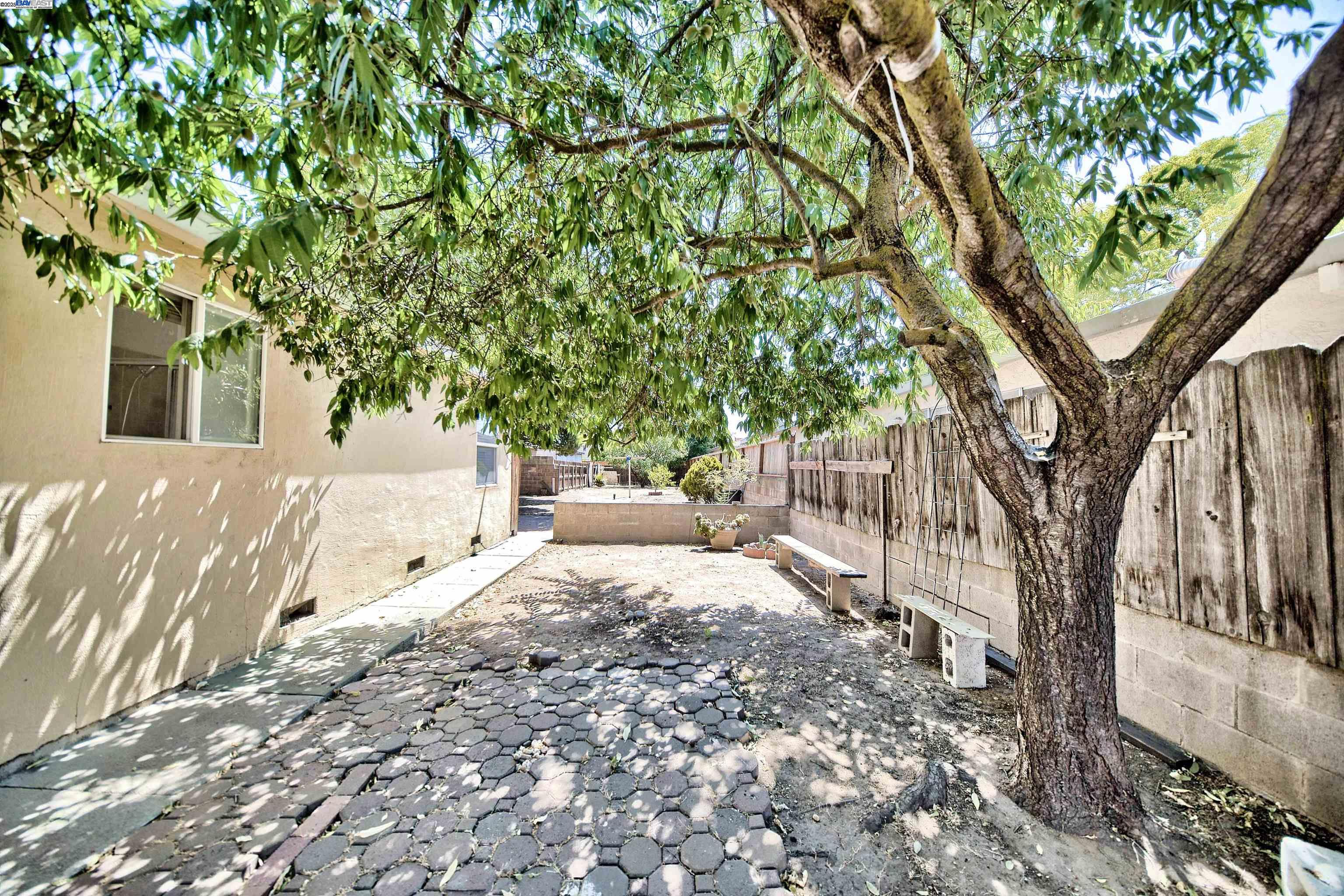Detail Gallery Image 9 of 30 For 408 Sequoia Ave, Manteca,  CA 95337 - 3 Beds | 1 Baths