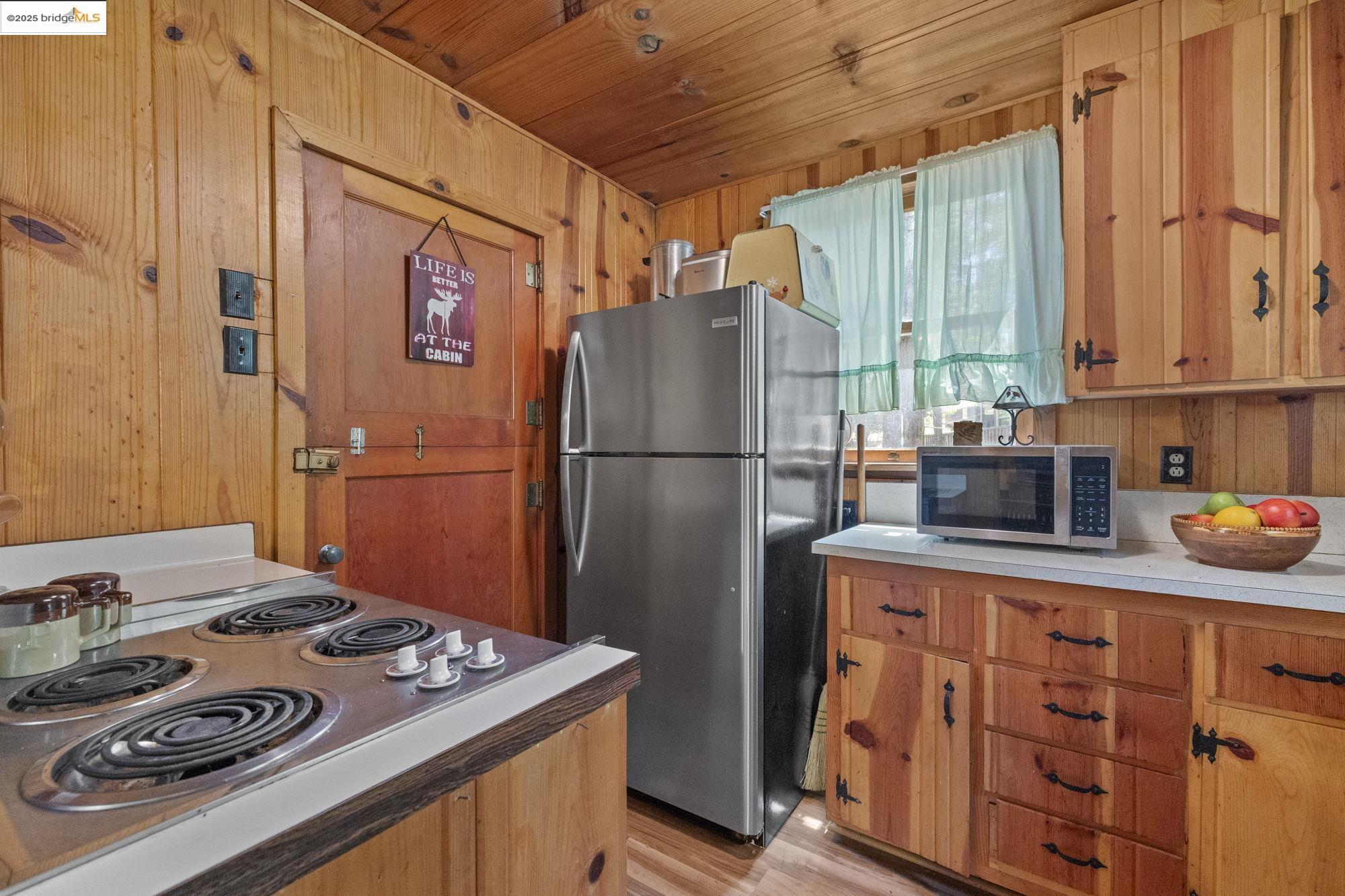 Detail Gallery Image 10 of 44 For 22742 Conifer Court, Long Barn,  CA 95335 - 1 Beds | 1 Baths
