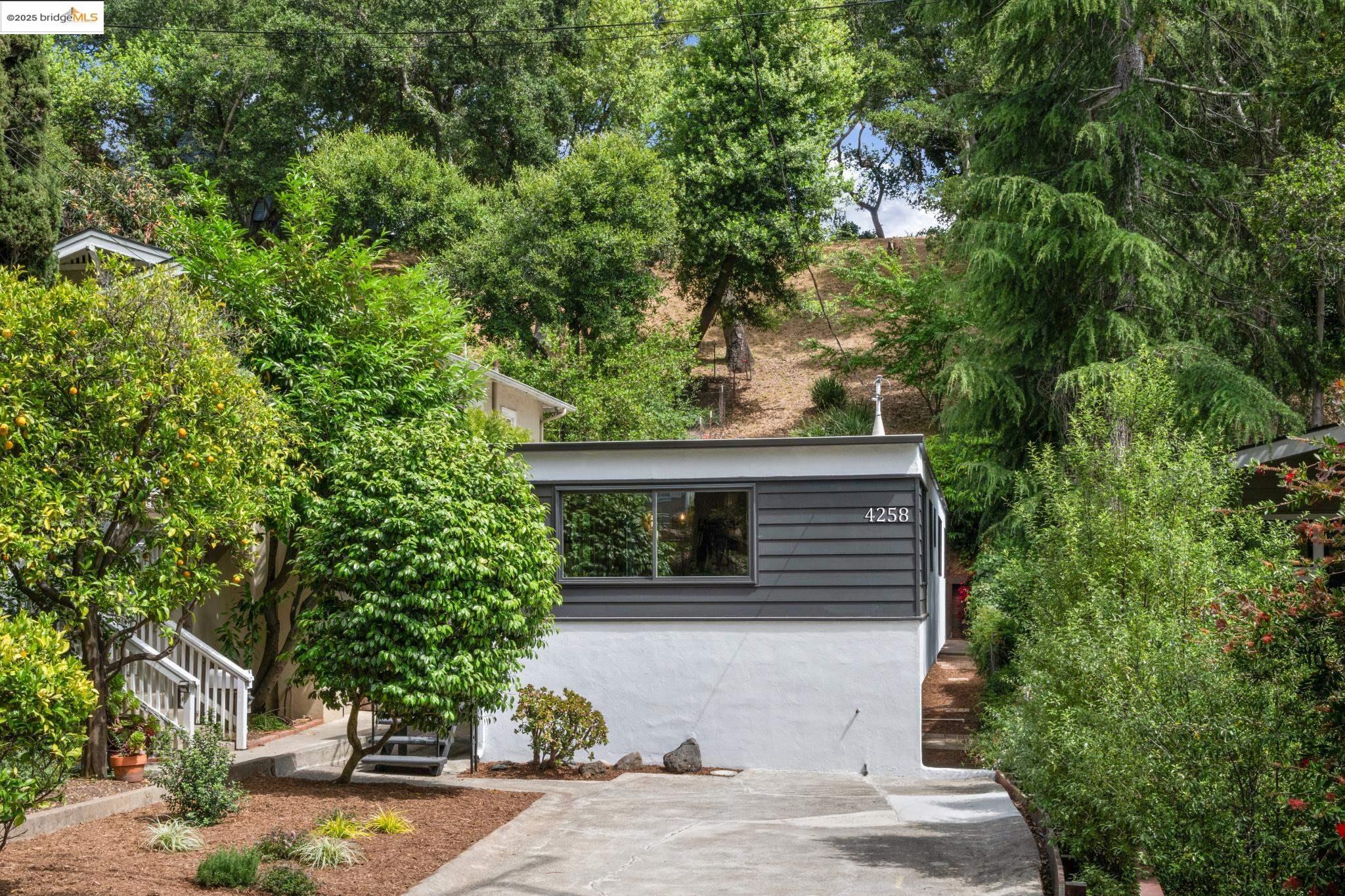 Detail Gallery Image 2 of 31 For 4258 Maple Ave, Oakland,  CA 94602 - 2 Beds | 1 Baths