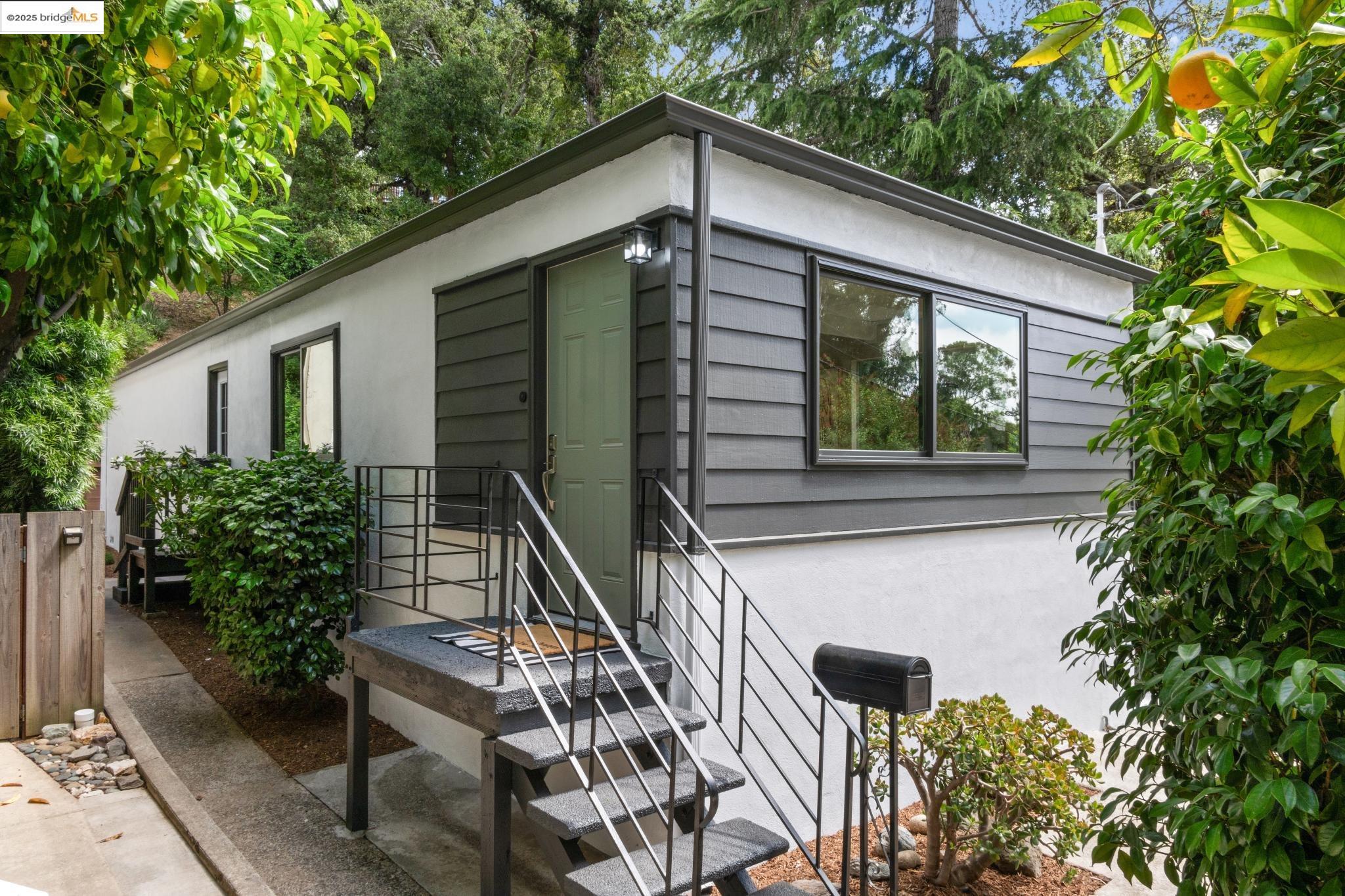 Detail Gallery Image 3 of 31 For 4258 Maple Ave, Oakland,  CA 94602 - 2 Beds | 1 Baths