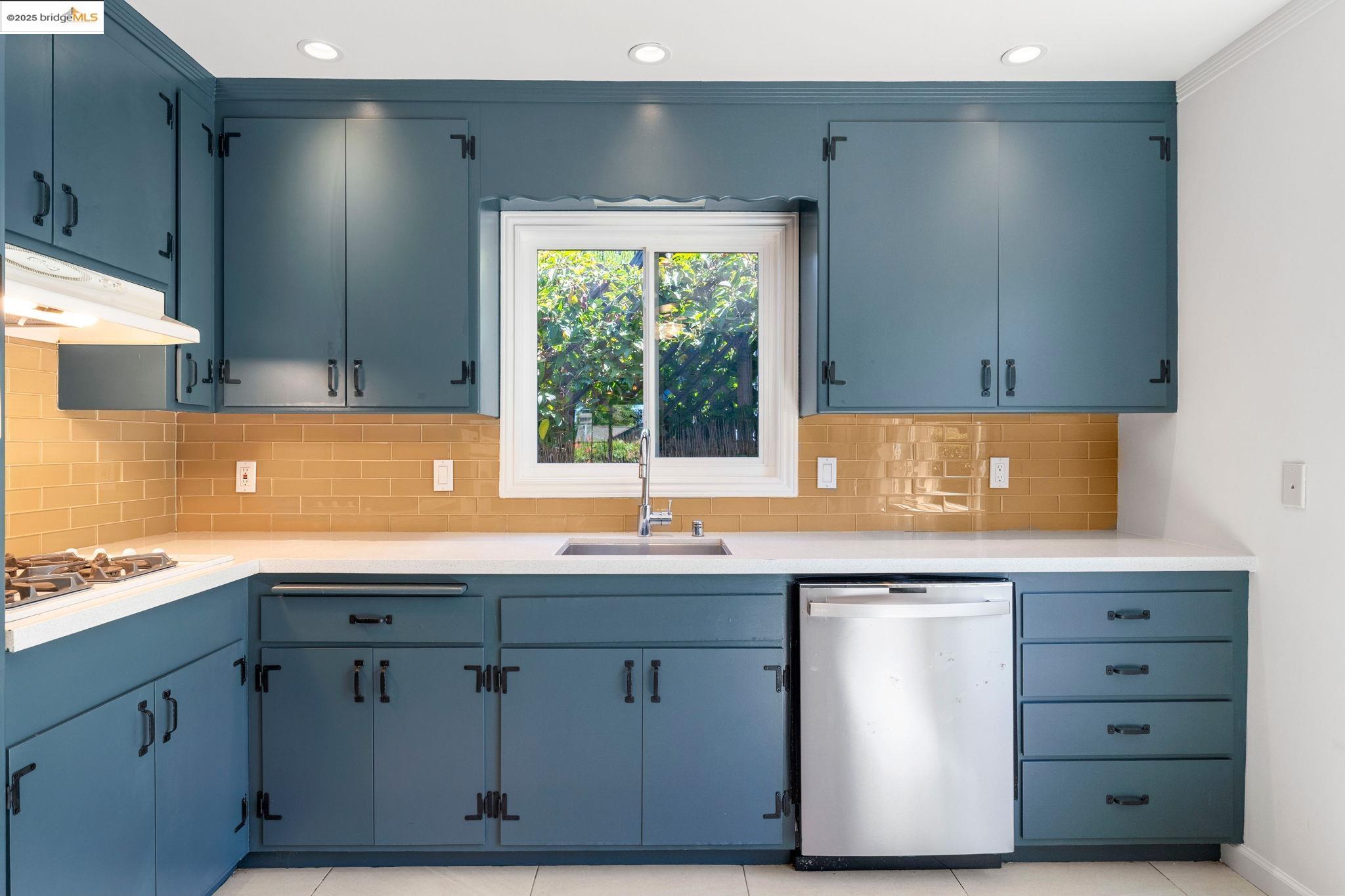 Detail Gallery Image 12 of 20 For 1776 Brandon Street, Oakland,  CA 94611 - 3 Beds | 2 Baths