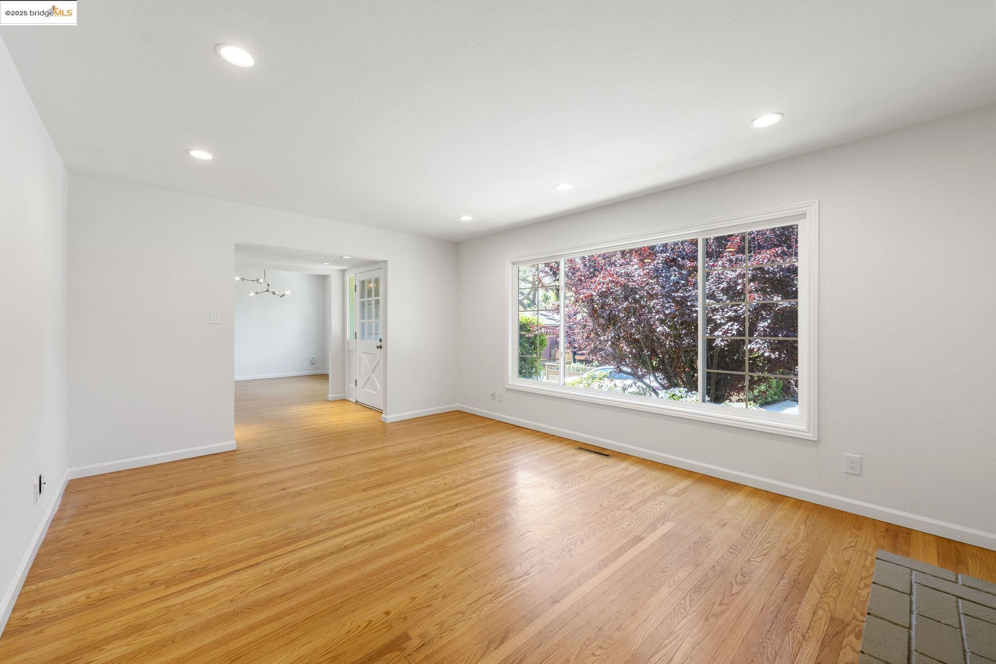 Detail Gallery Image 3 of 20 For 1776 Brandon Street, Oakland,  CA 94611 - 3 Beds | 2 Baths