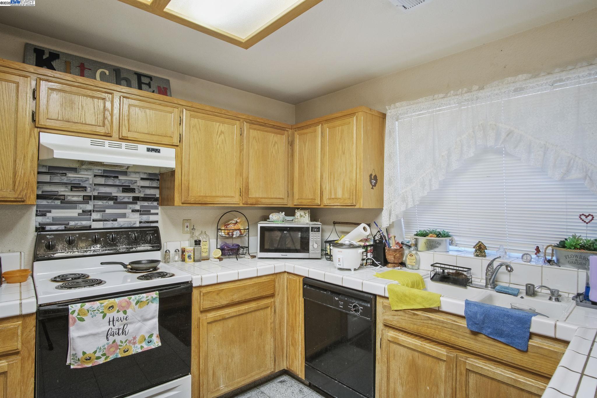 Detail Gallery Image 7 of 18 For 1460 Portsmouth Ln, Gustine,  CA 95322 - 3 Beds | 2 Baths