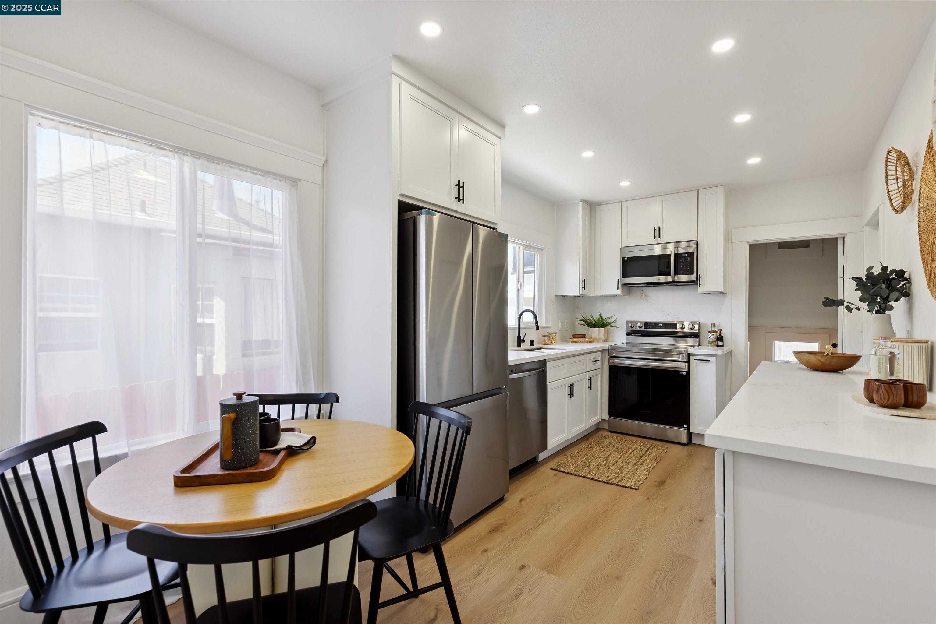 Detail Gallery Image 12 of 37 For 420 48th St, Oakland,  CA 94609 - 4 Beds | 2 Baths