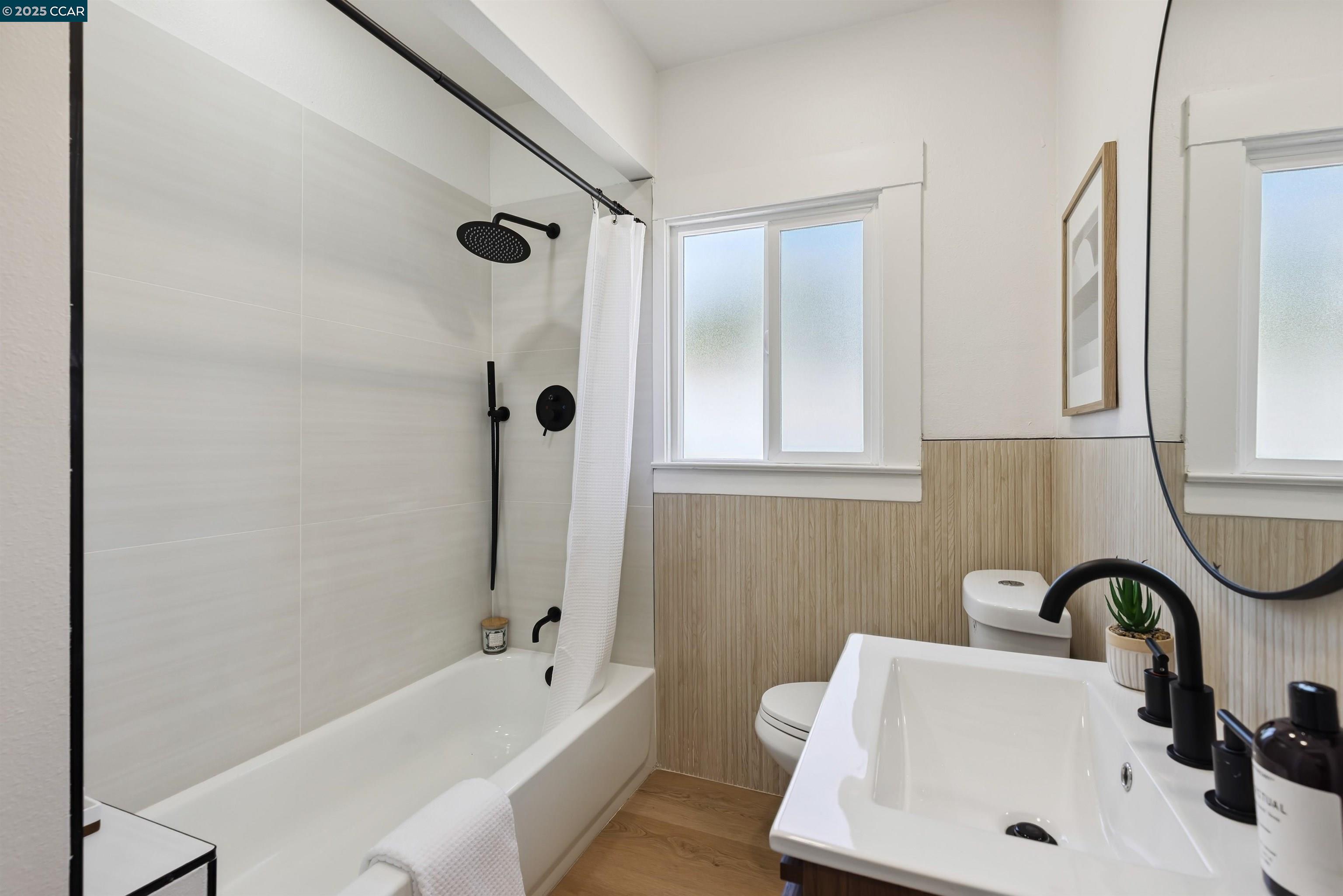 Detail Gallery Image 14 of 37 For 420 48th St, Oakland,  CA 94609 - 4 Beds | 2 Baths