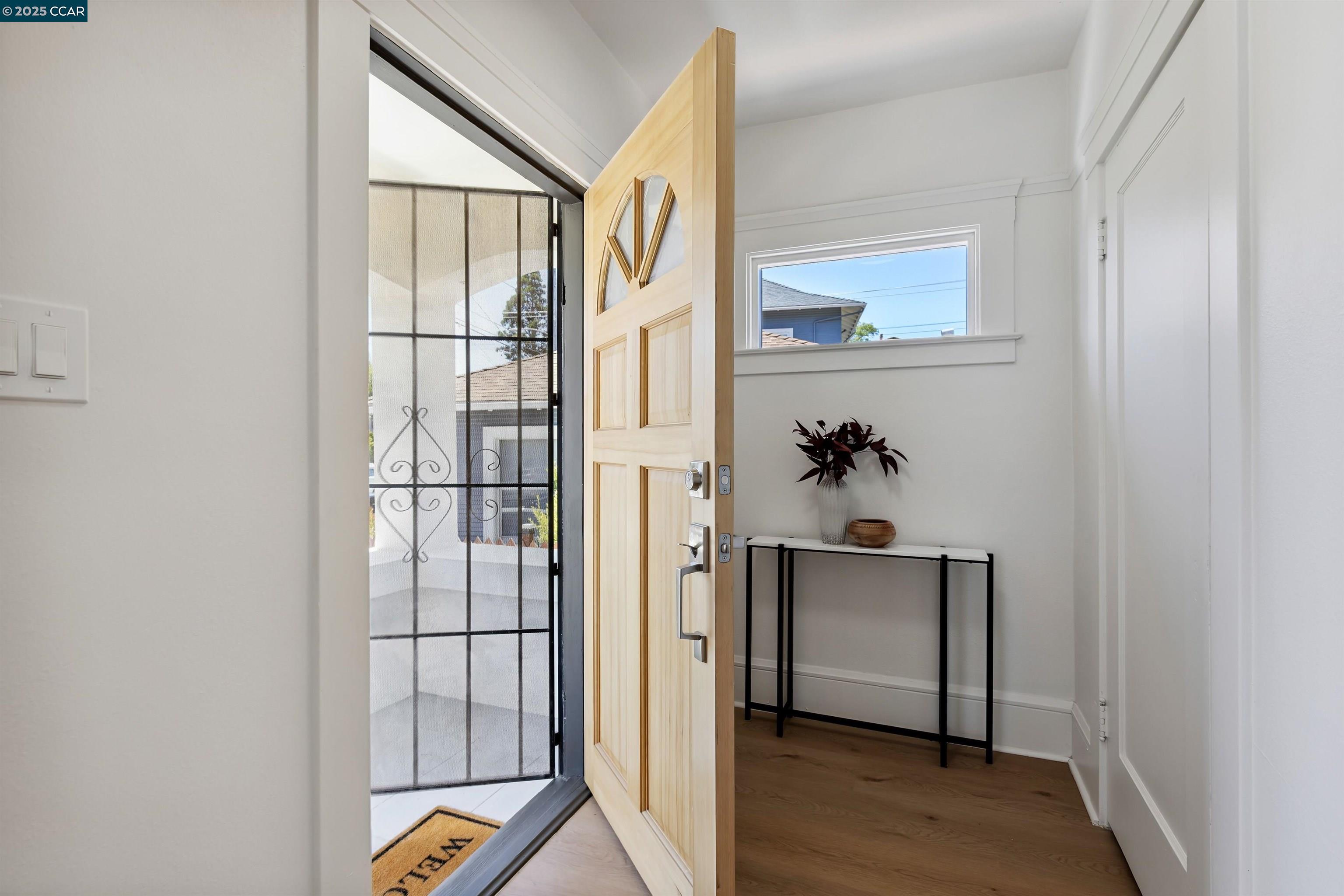 Detail Gallery Image 3 of 37 For 420 48th St, Oakland,  CA 94609 - 4 Beds | 2 Baths
