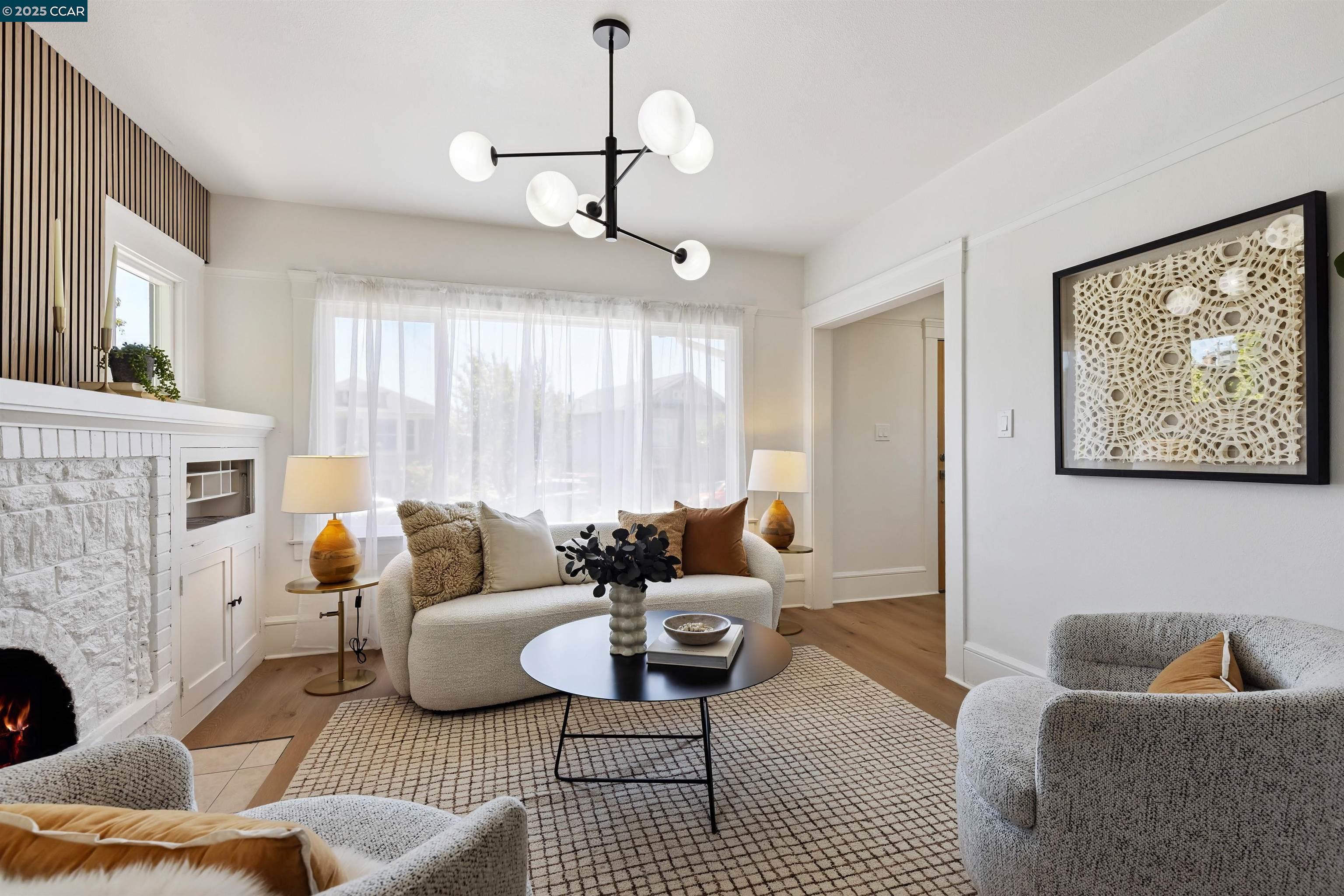 Detail Gallery Image 4 of 37 For 420 48th St, Oakland,  CA 94609 - 4 Beds | 2 Baths