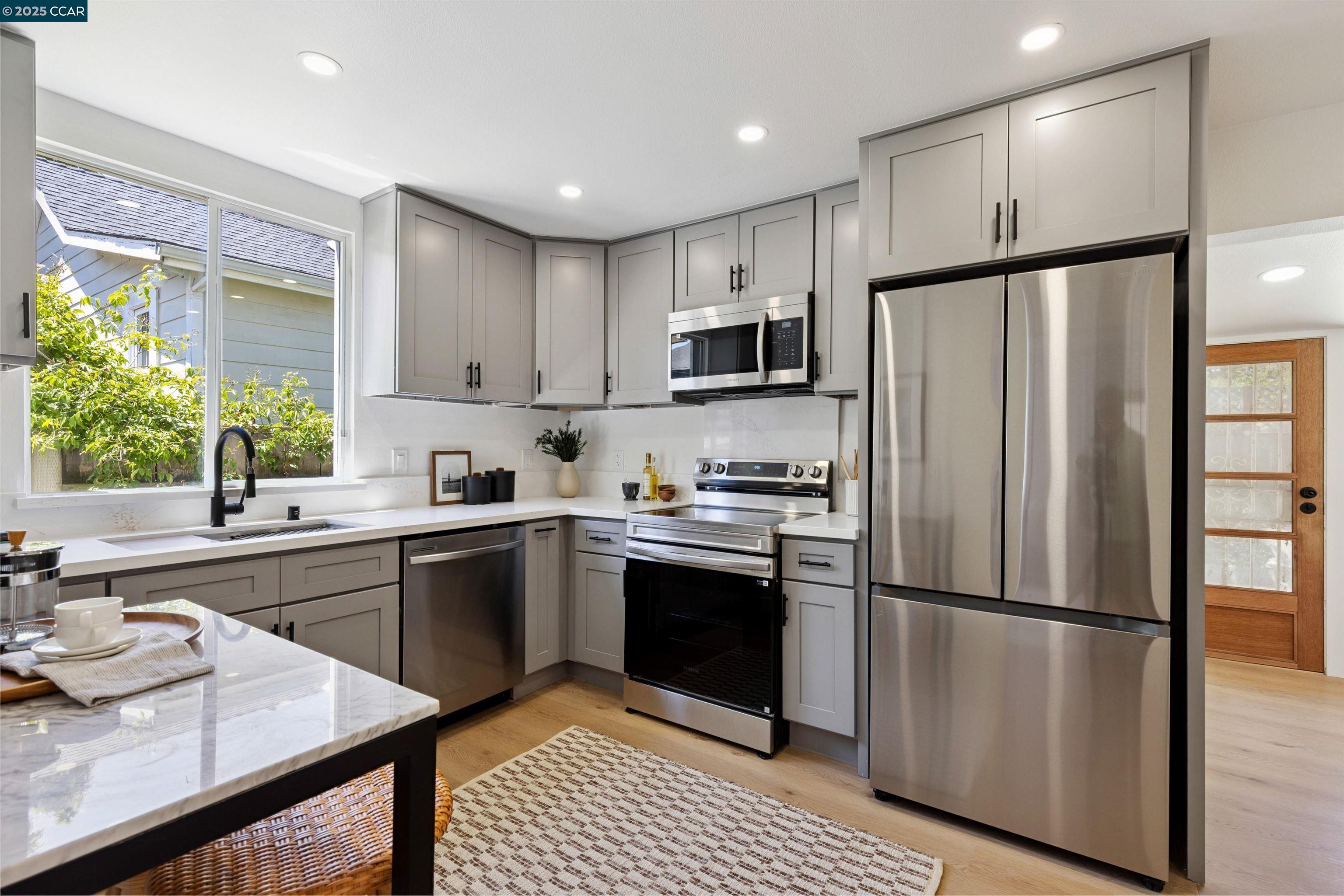 Detail Gallery Image 31 of 37 For 420 48th St, Oakland,  CA 94609 - 4 Beds | 2 Baths