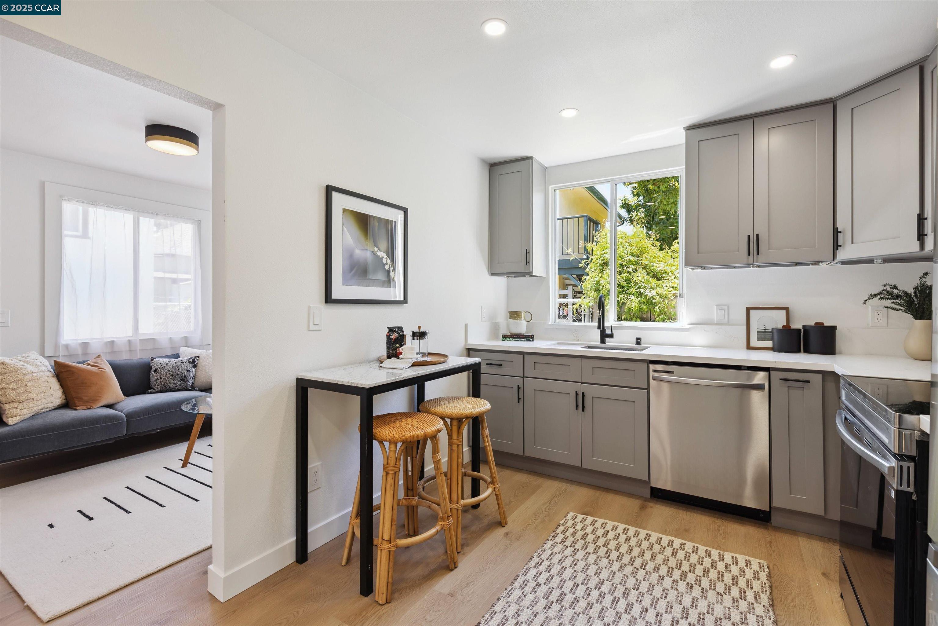 Detail Gallery Image 32 of 37 For 420 48th St, Oakland,  CA 94609 - 4 Beds | 2 Baths