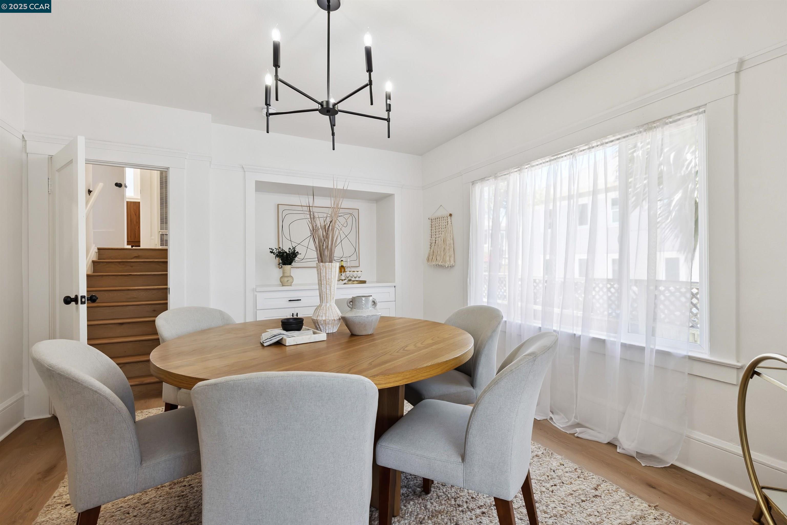 Detail Gallery Image 6 of 37 For 420 48th St, Oakland,  CA 94609 - 4 Beds | 2 Baths