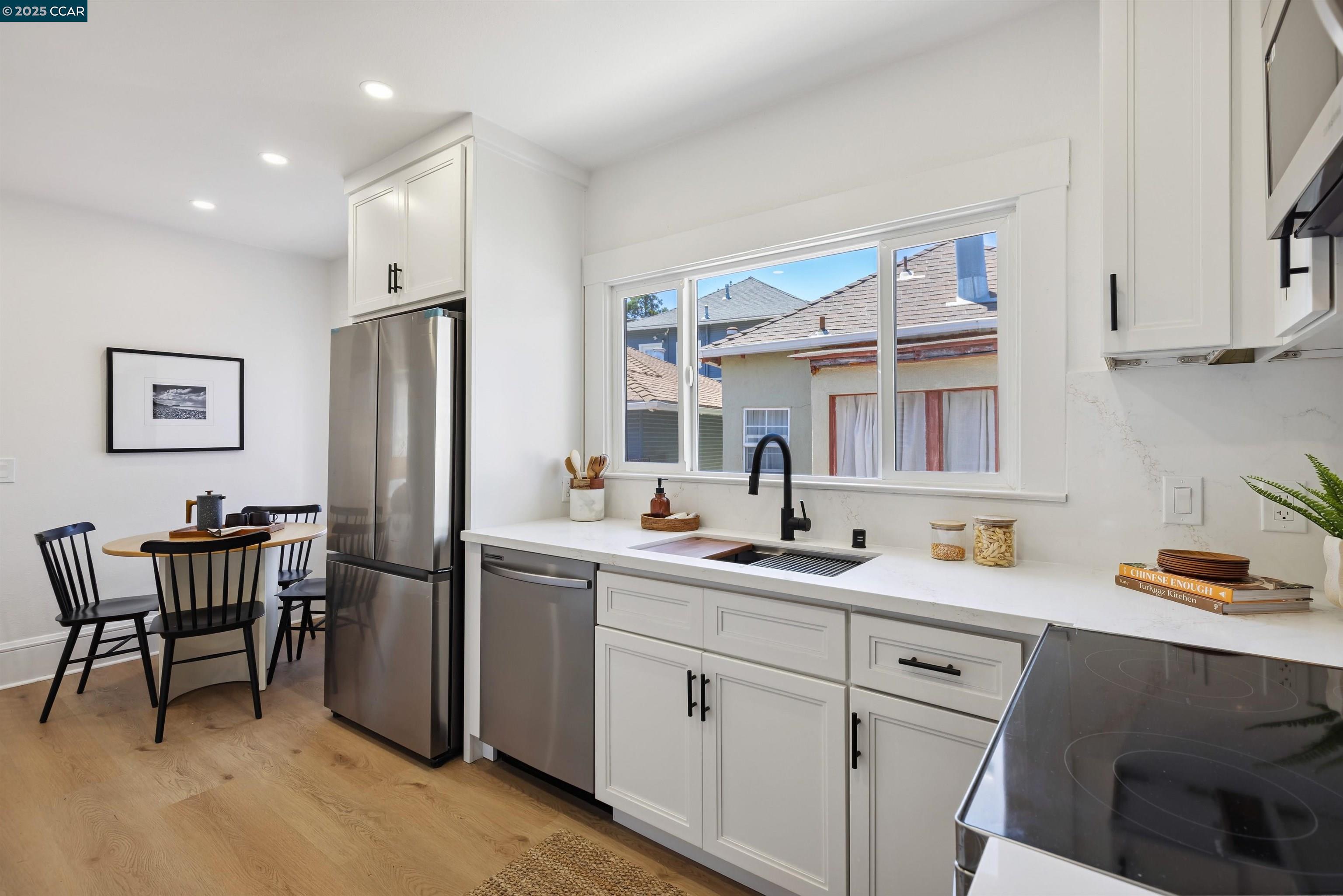 Detail Gallery Image 8 of 37 For 420 48th St, Oakland,  CA 94609 - 4 Beds | 2 Baths