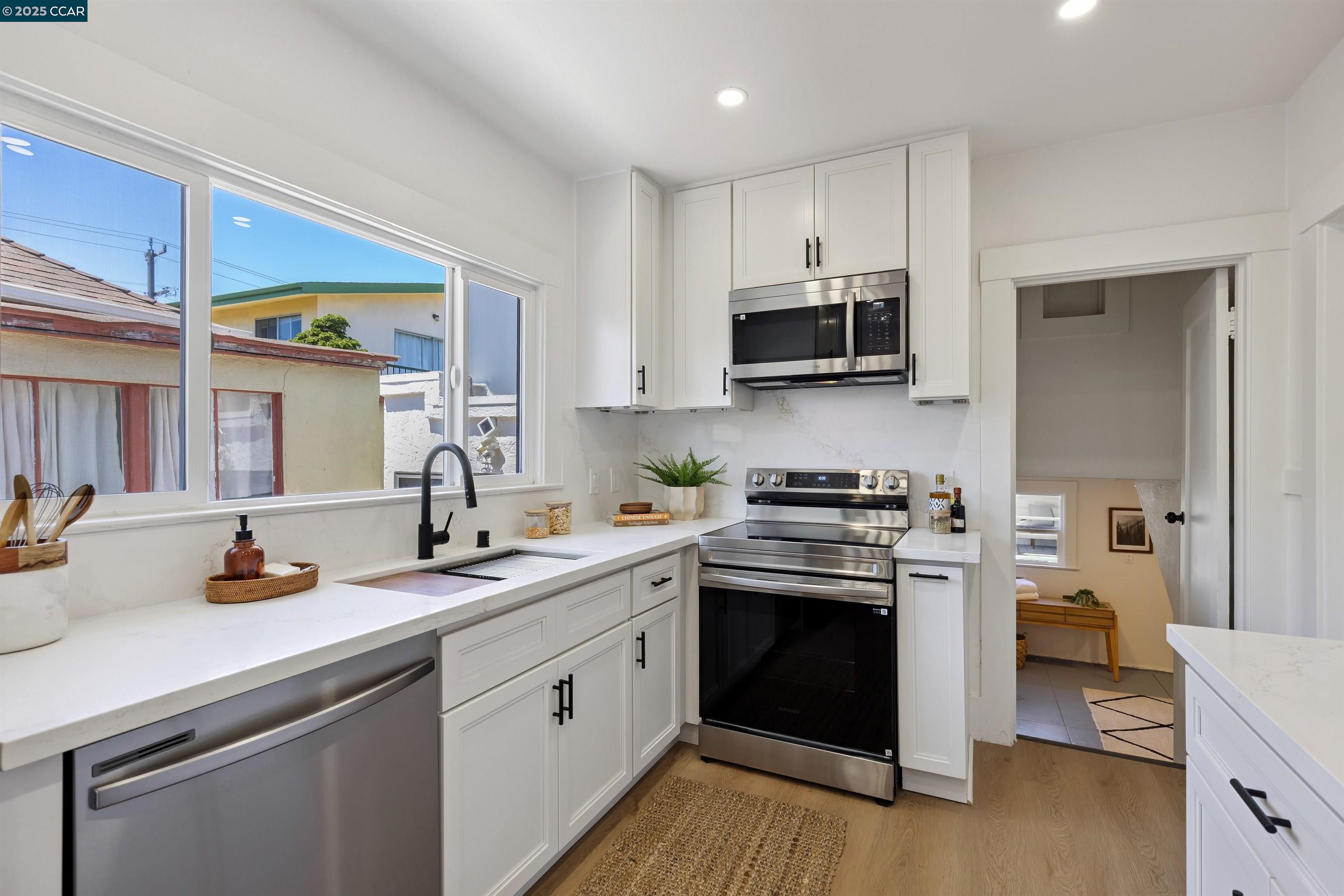 Detail Gallery Image 9 of 37 For 420 48th St, Oakland,  CA 94609 - 4 Beds | 2 Baths