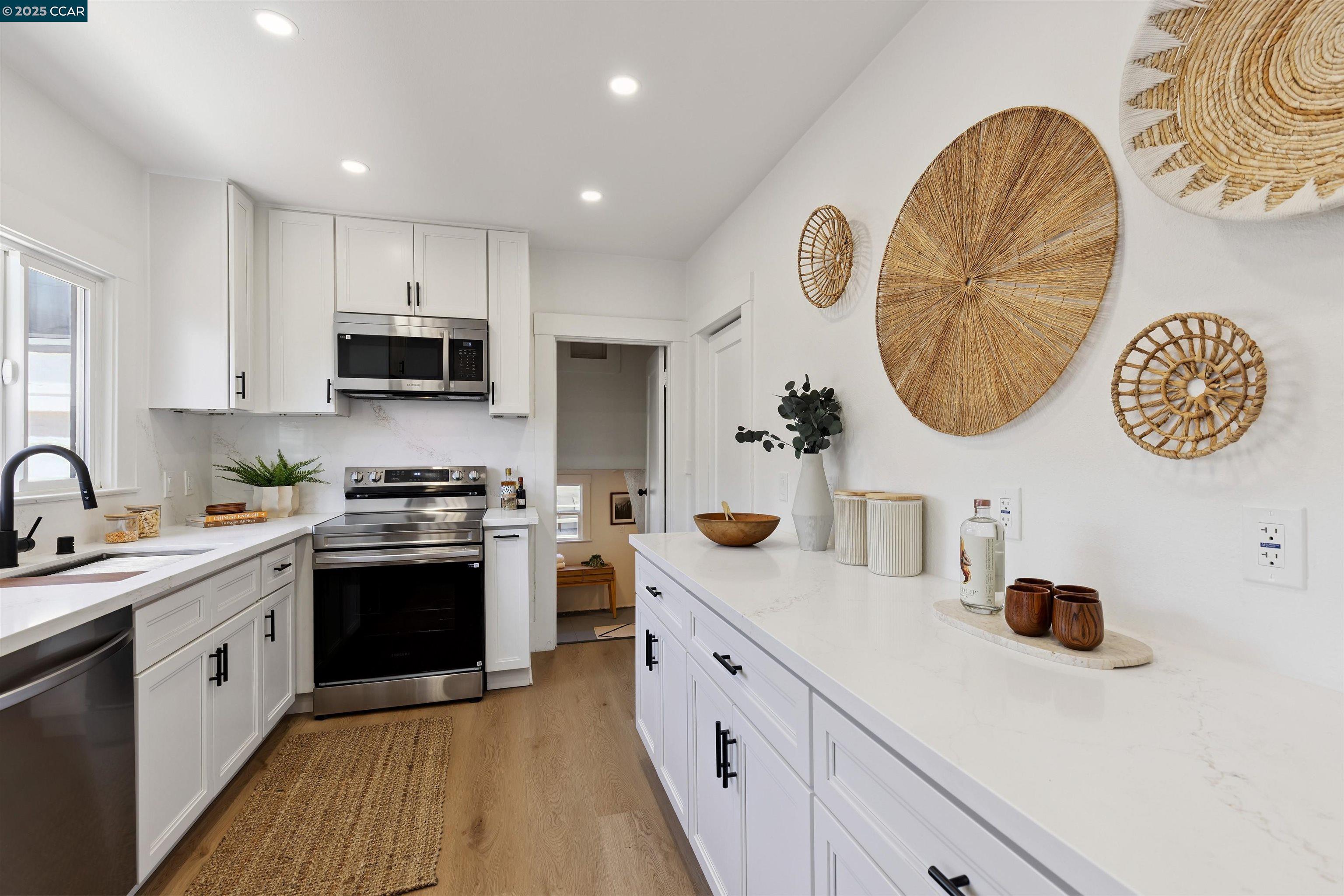 Detail Gallery Image 10 of 37 For 420 48th St, Oakland,  CA 94609 - 4 Beds | 2 Baths