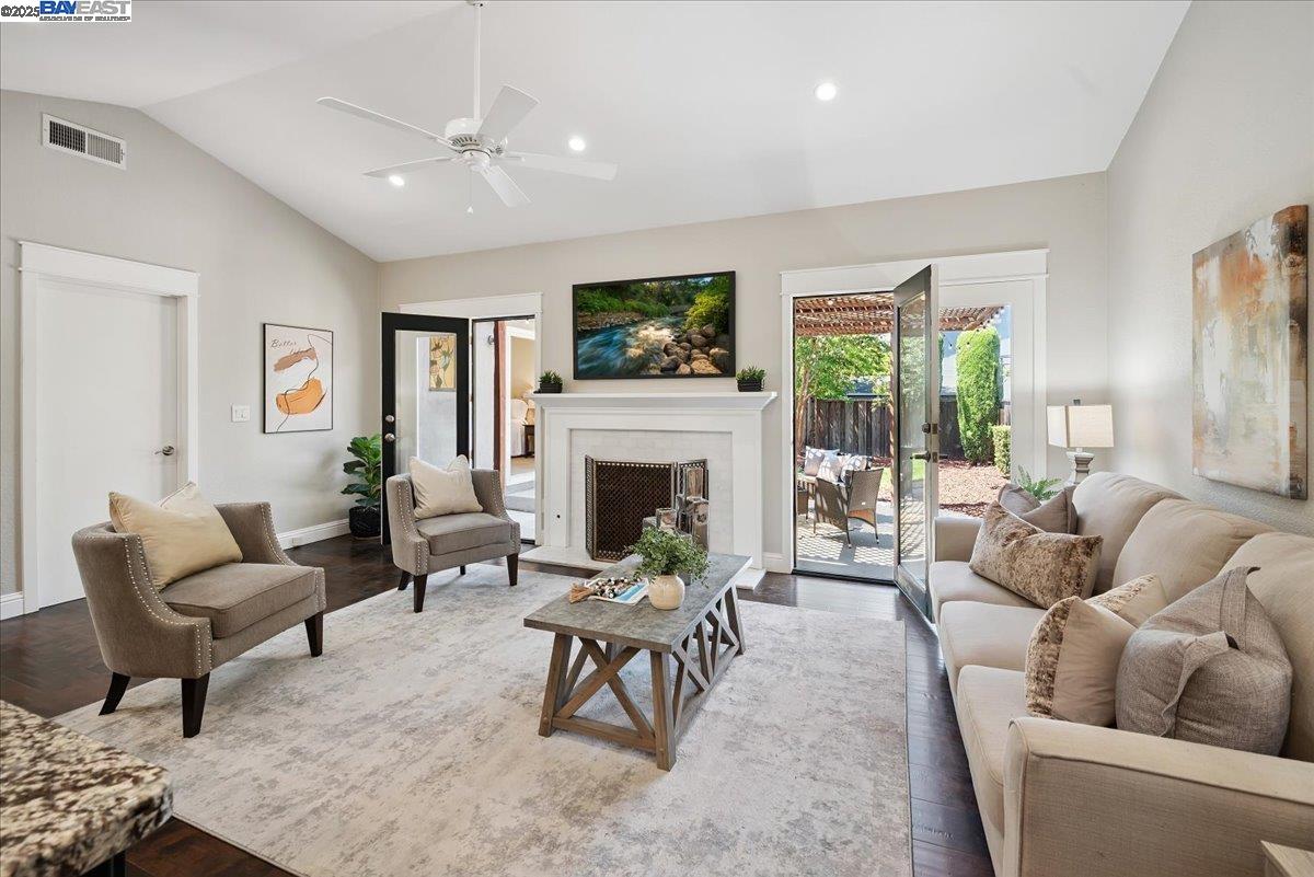 Detail Gallery Image 15 of 42 For 3186 Berkshire Ct, Pleasanton,  CA 94588 - 4 Beds | 2 Baths