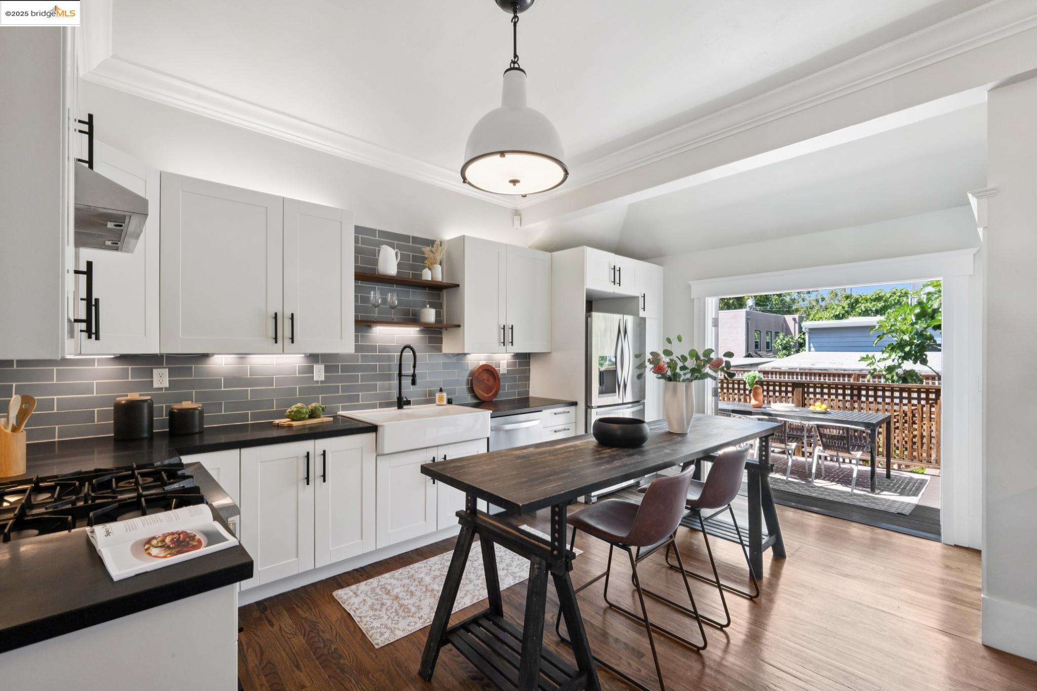 Detail Gallery Image 14 of 55 For 682 33rd St, Oakland,  CA 94609 - 3 Beds | 2 Baths