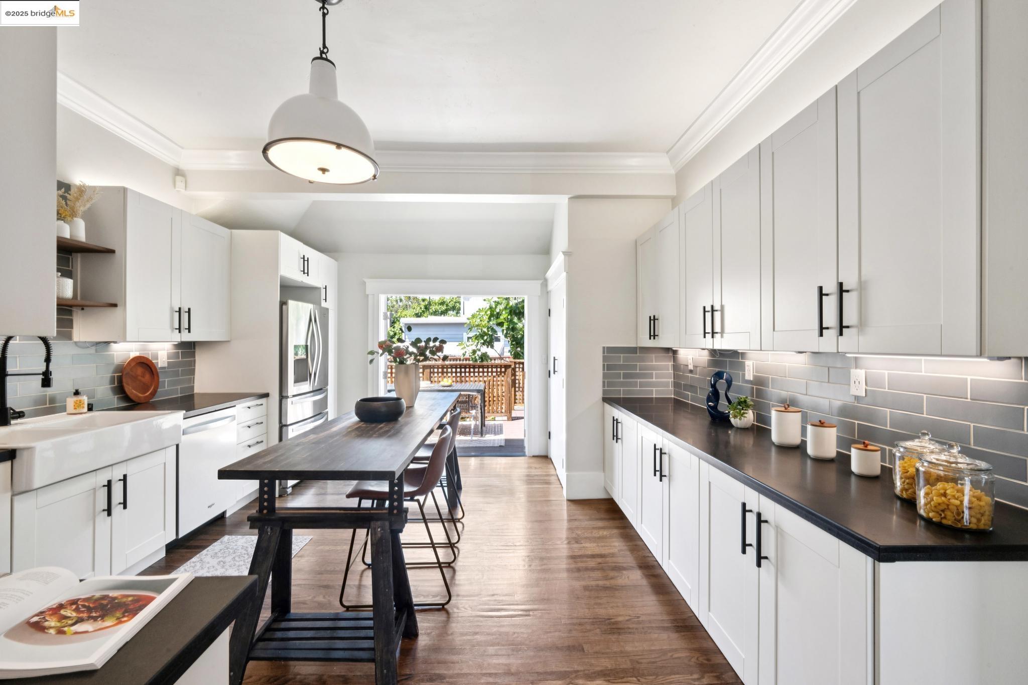 Detail Gallery Image 15 of 55 For 682 33rd St, Oakland,  CA 94609 - 3 Beds | 2 Baths