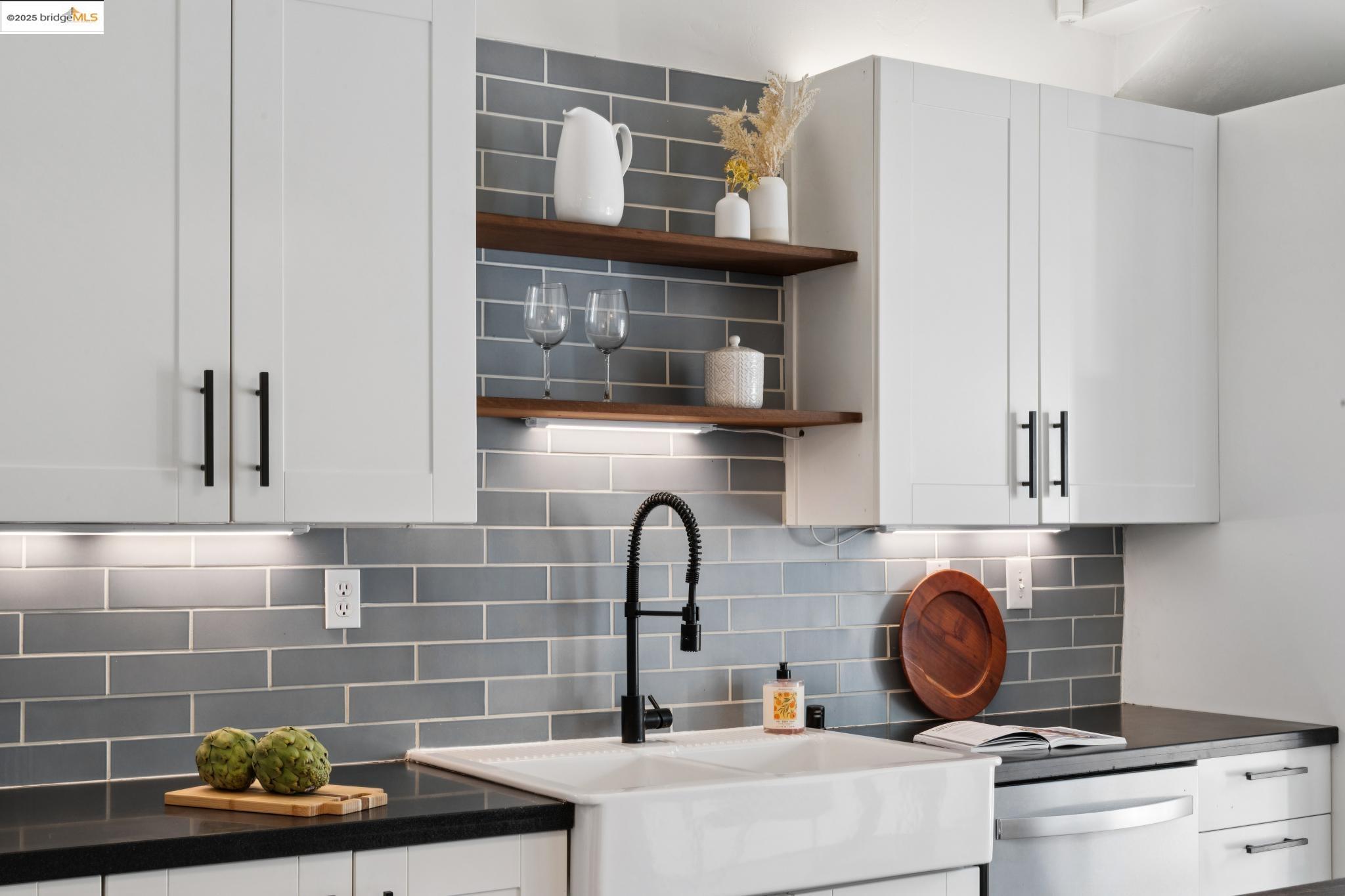 Detail Gallery Image 17 of 55 For 682 33rd St, Oakland,  CA 94609 - 3 Beds | 2 Baths
