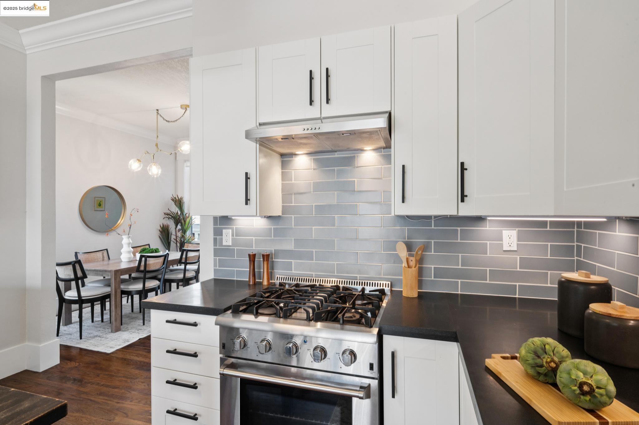 Detail Gallery Image 18 of 55 For 682 33rd St, Oakland,  CA 94609 - 3 Beds | 2 Baths