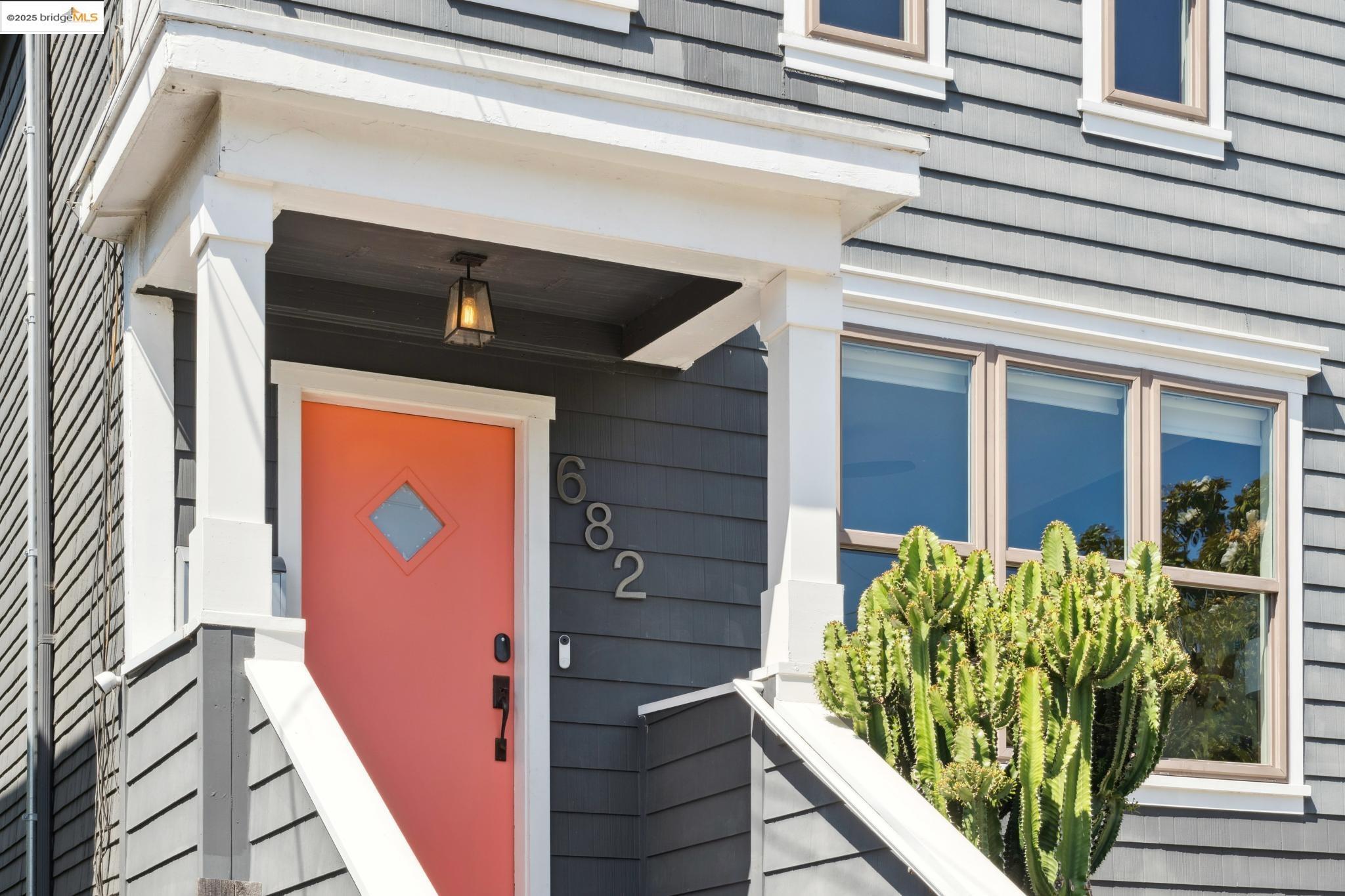 Detail Gallery Image 3 of 55 For 682 33rd St, Oakland,  CA 94609 - 3 Beds | 2 Baths