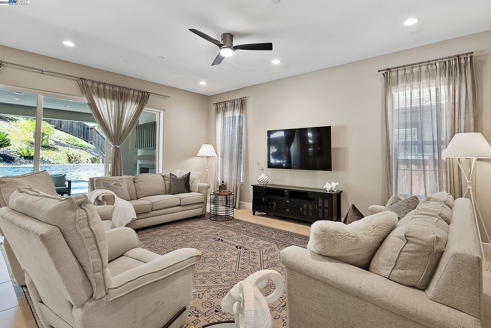 Detail Gallery Image 12 of 53 For 1949 Decanter Cir, Brentwood,  CA 94513 - 4 Beds | 4 Baths