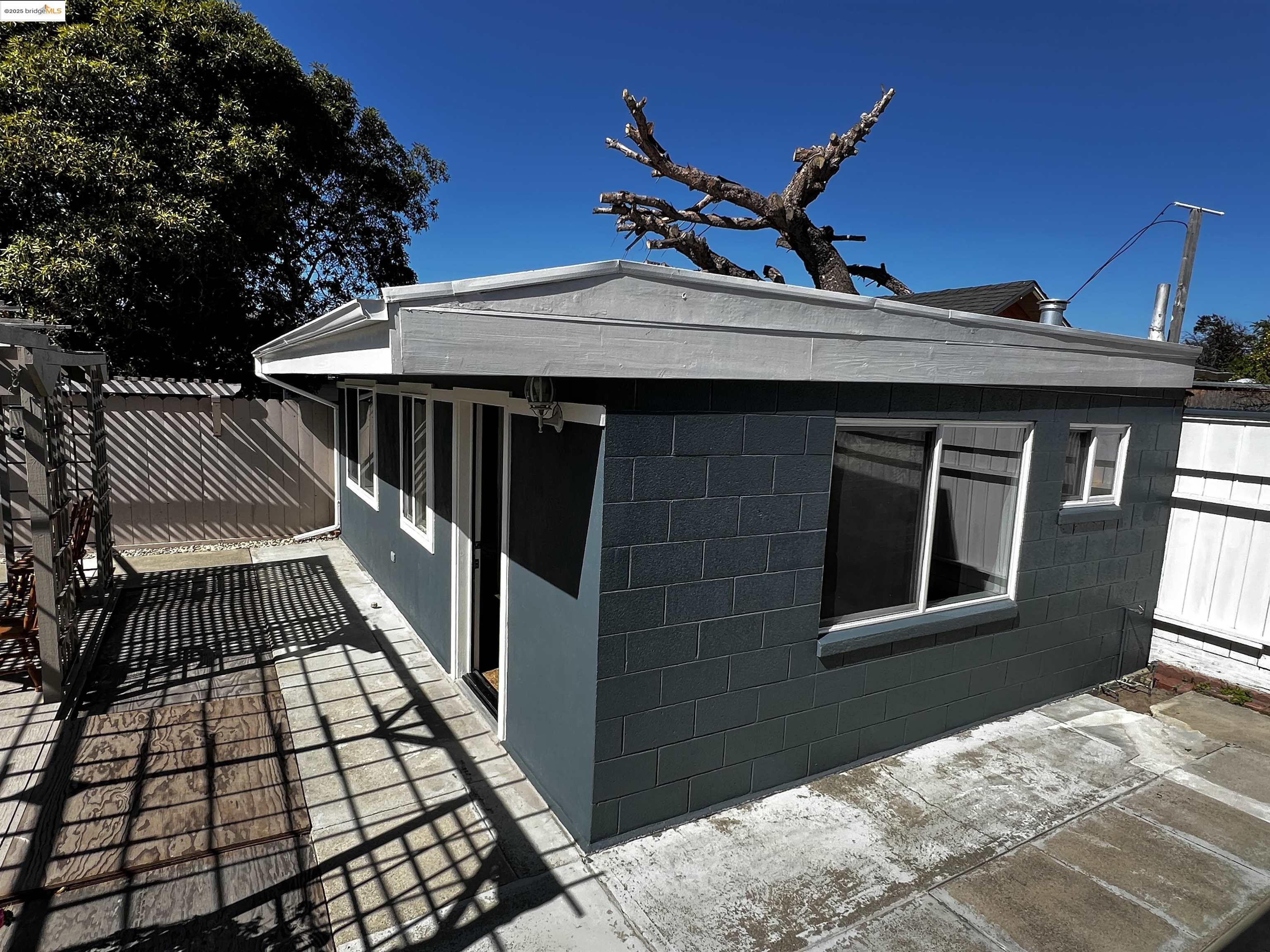 Detail Gallery Image 4 of 46 For 2119 Lincoln Ave, Richmond,  CA 94801 - 3 Beds | 2 Baths