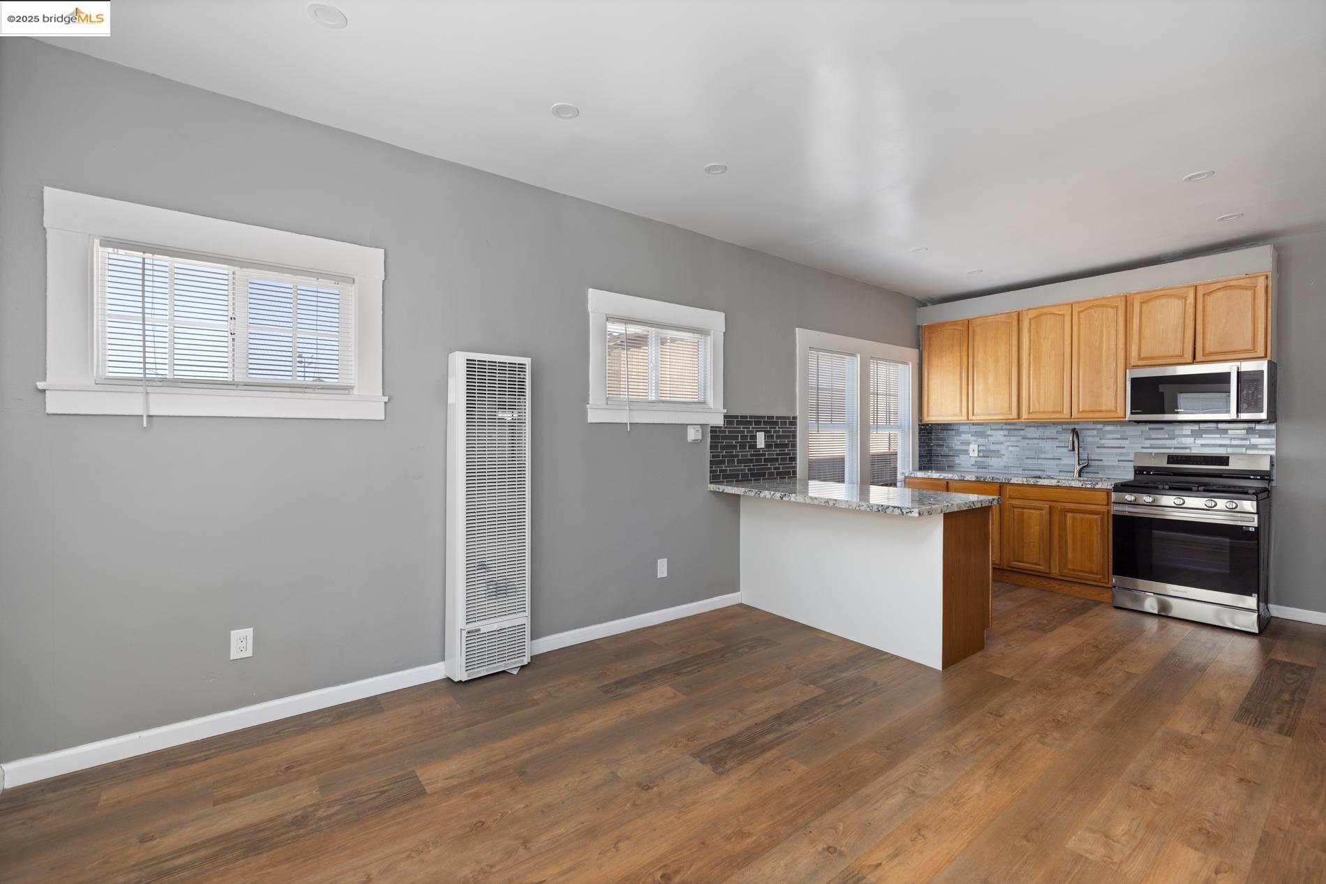 Detail Gallery Image 14 of 29 For 1138 E 15th St, Oakland,  CA 94606 - – Beds | – Baths
