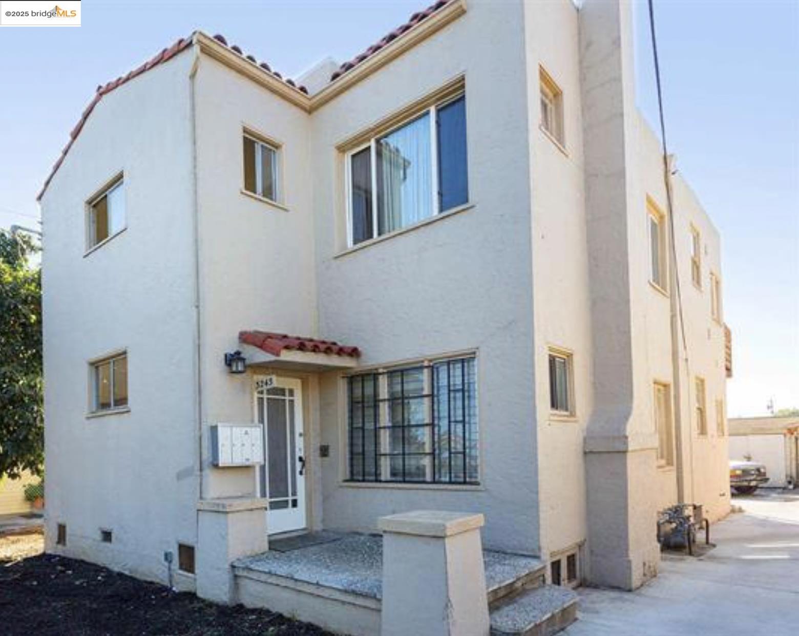 Detail Gallery Image 4 of 9 For 3243 E 23rd St, Oakland,  CA 94601 - – Beds | – Baths
