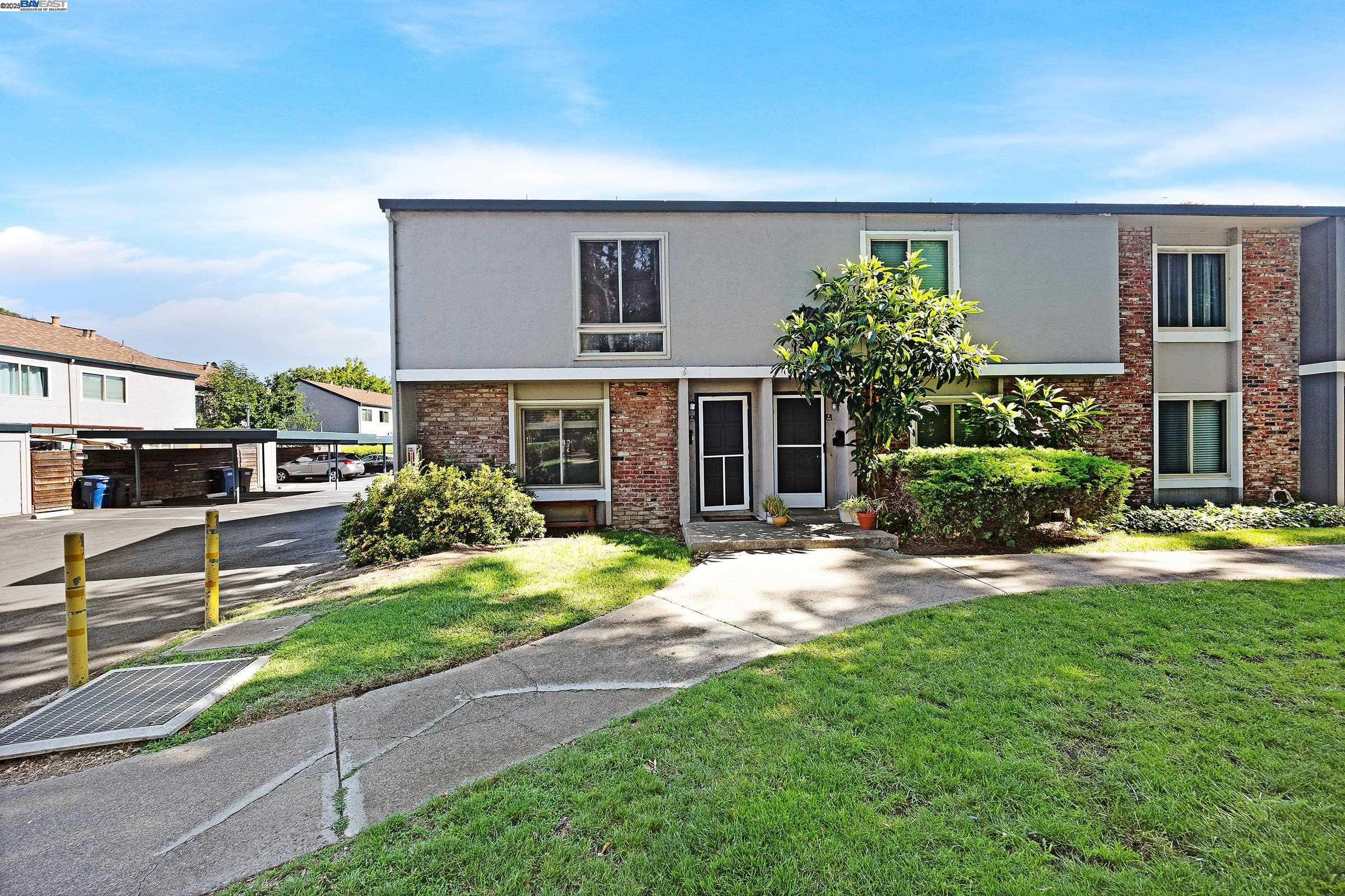 Browse active condo listings in NORTHWOOD