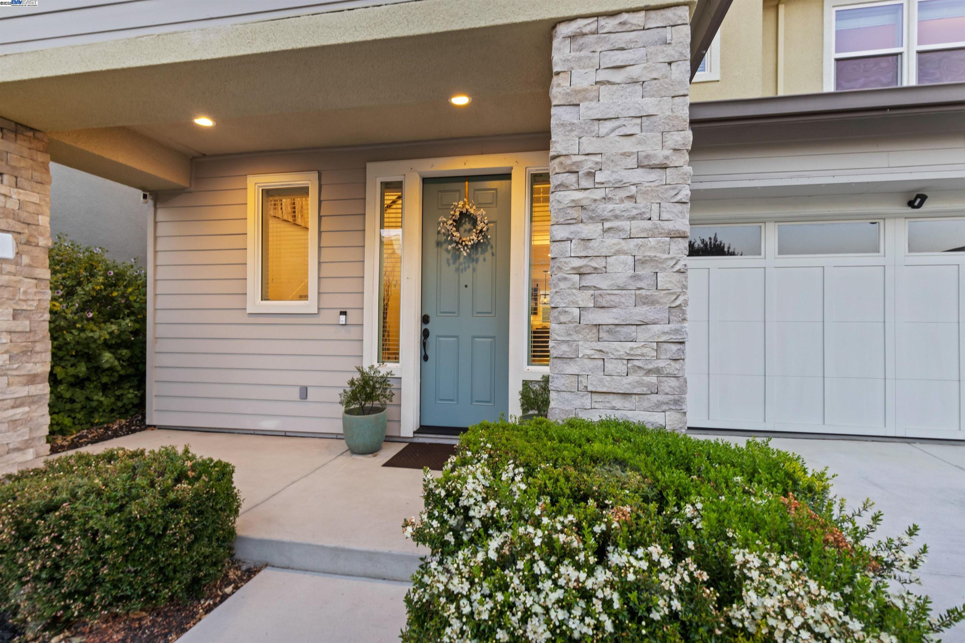 Detail Gallery Image 2 of 45 For 2209 Shiraz Cmn, Livermore,  CA 94550 - 3 Beds | 3 Baths