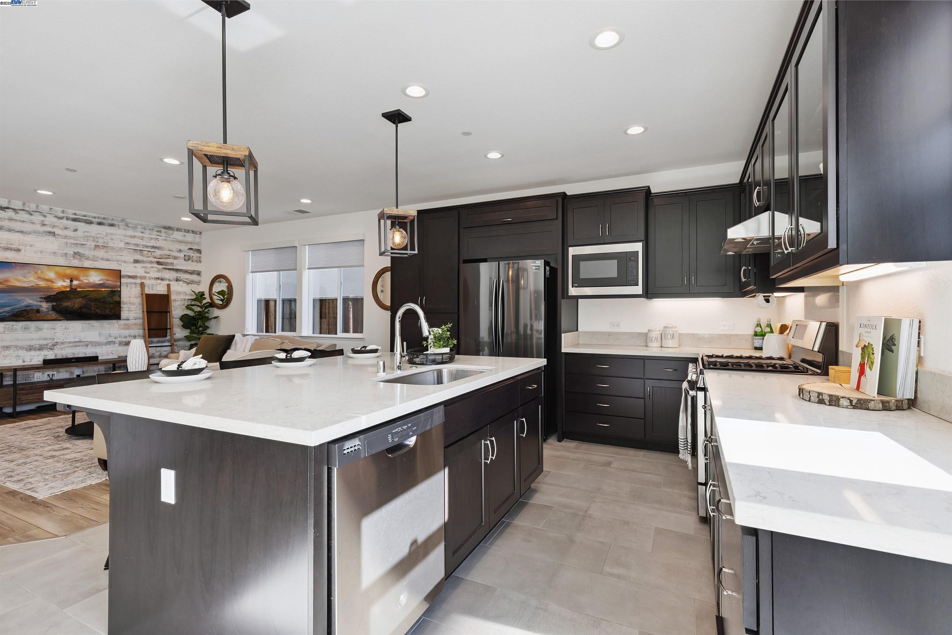 Detail Gallery Image 11 of 45 For 2209 Shiraz Cmn, Livermore,  CA 94550 - 3 Beds | 3 Baths