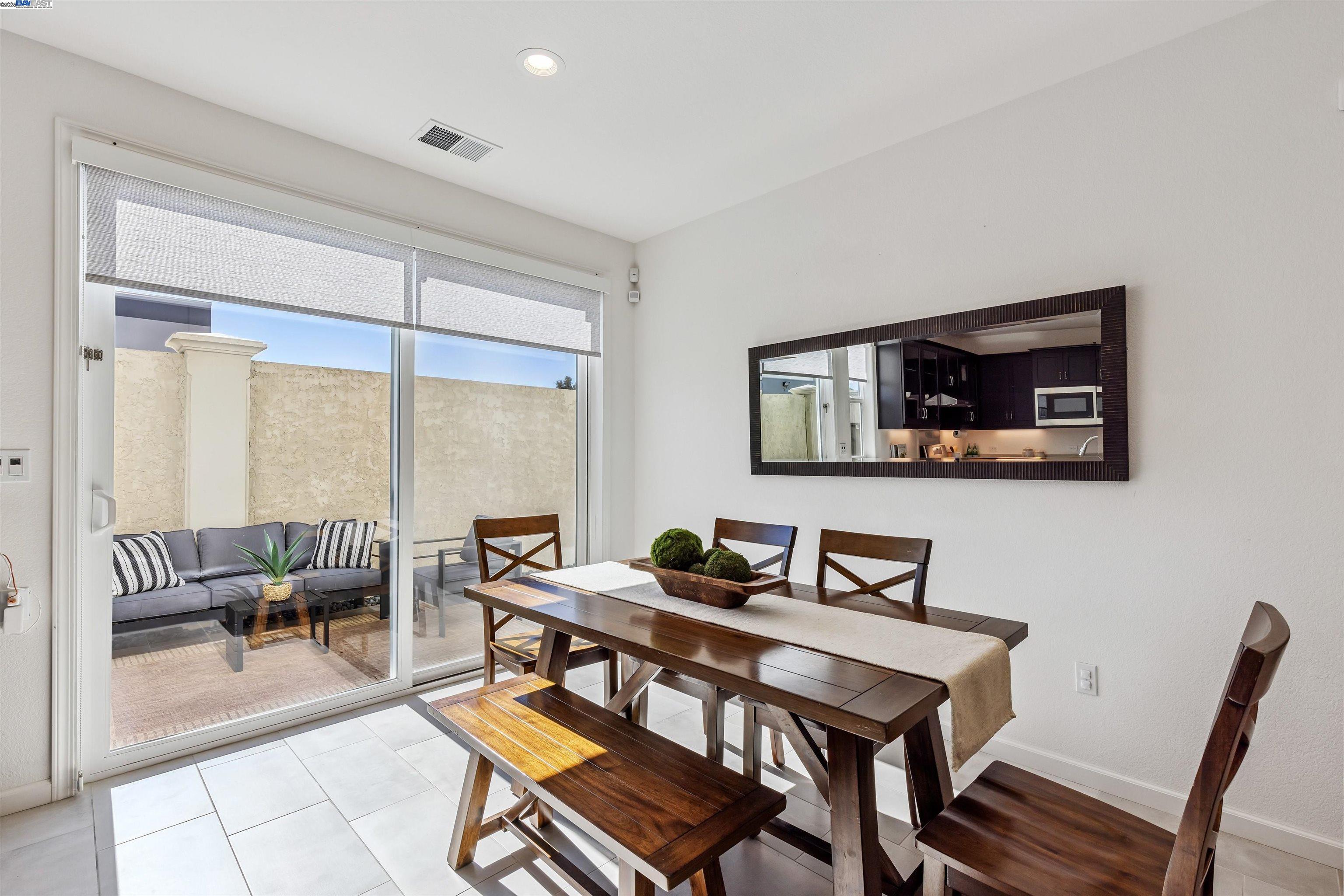 Detail Gallery Image 14 of 45 For 2209 Shiraz Cmn, Livermore,  CA 94550 - 3 Beds | 3 Baths