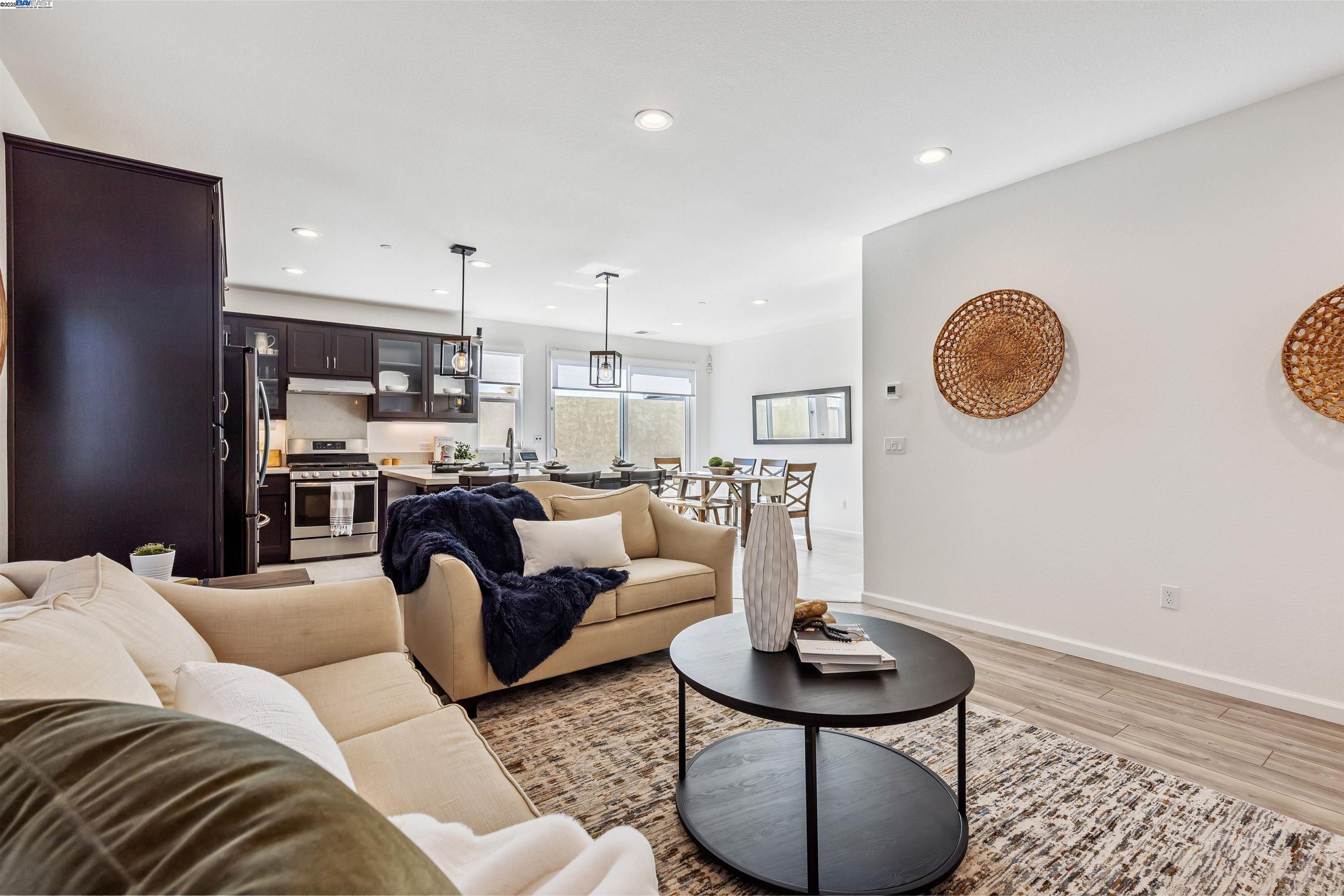 Detail Gallery Image 9 of 45 For 2209 Shiraz Cmn, Livermore,  CA 94550 - 3 Beds | 3 Baths